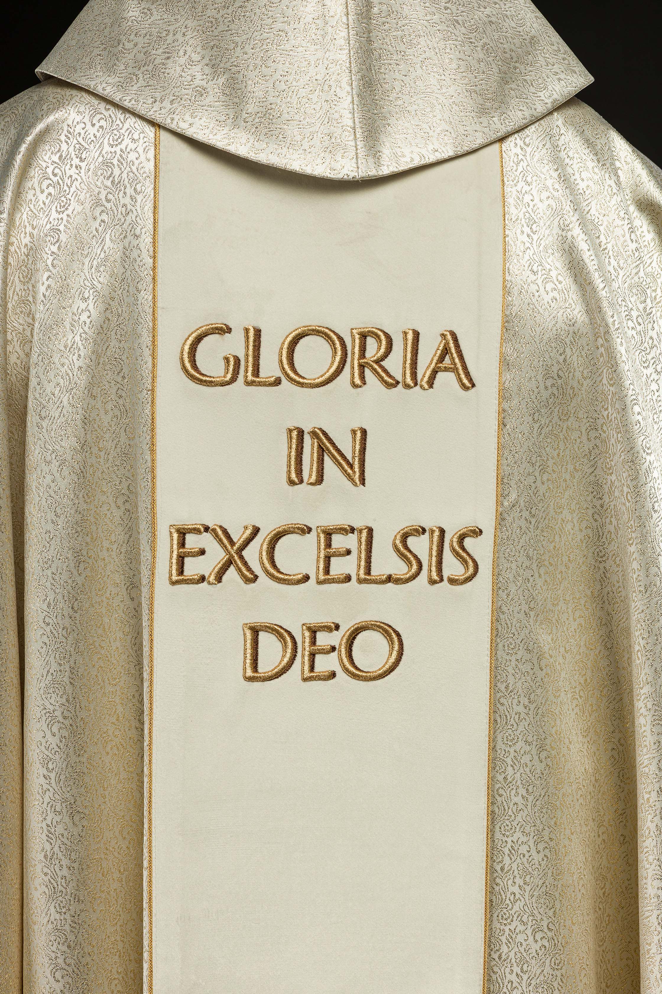 Ornat haftowany z wizerunkiem Świętej Rodziny na złotej tkaninie - ORNATY.PL