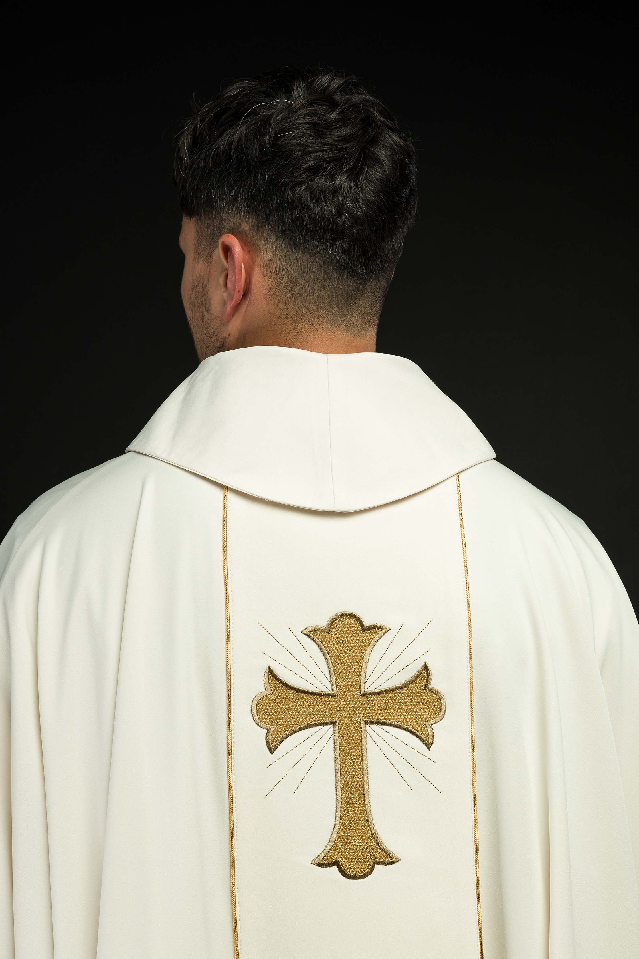 Ornat z haftowanym krzyżem i kłosami w kolorze ecru - ORNATY.PL