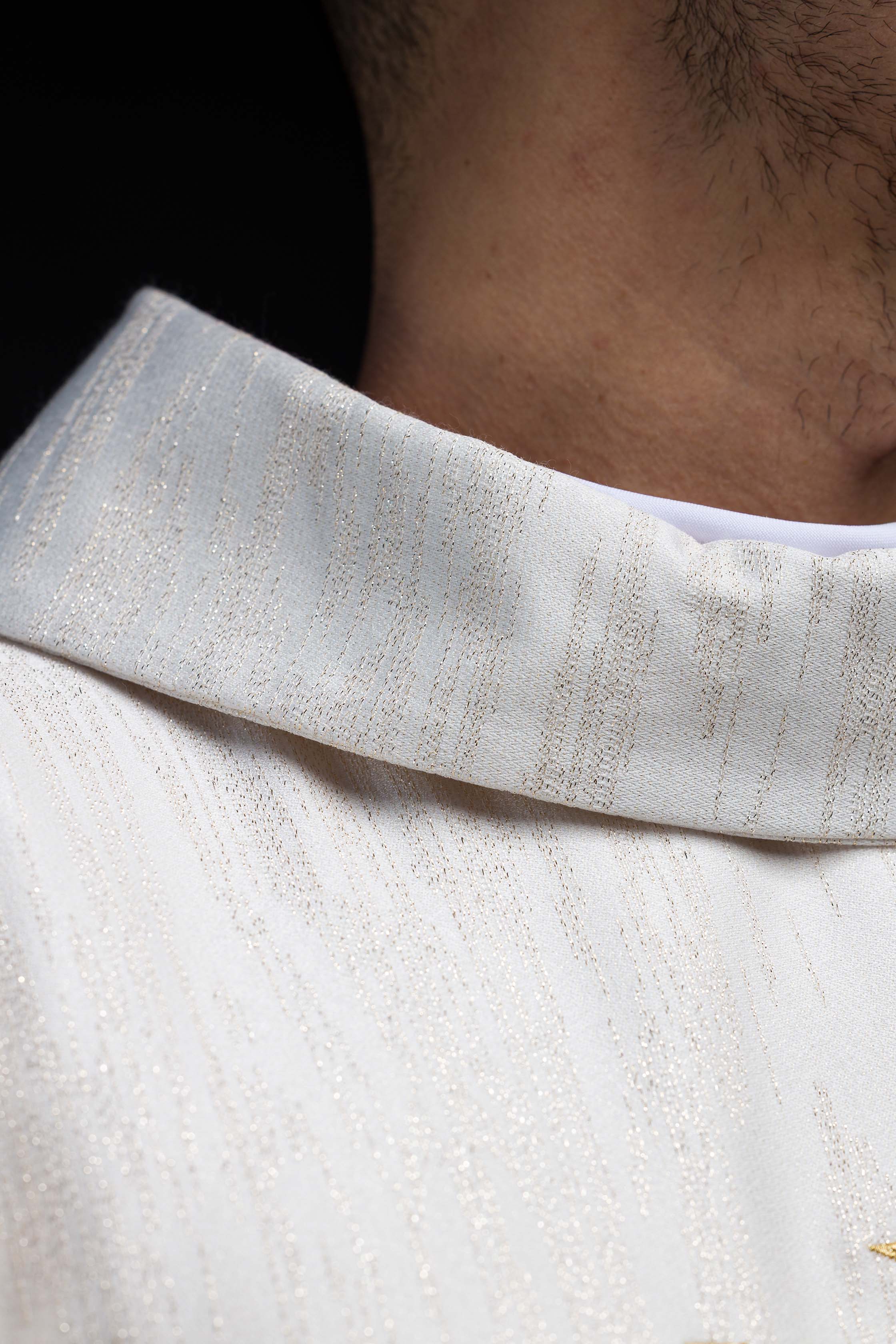 Červený ornát so žakárovým pásom v kríži