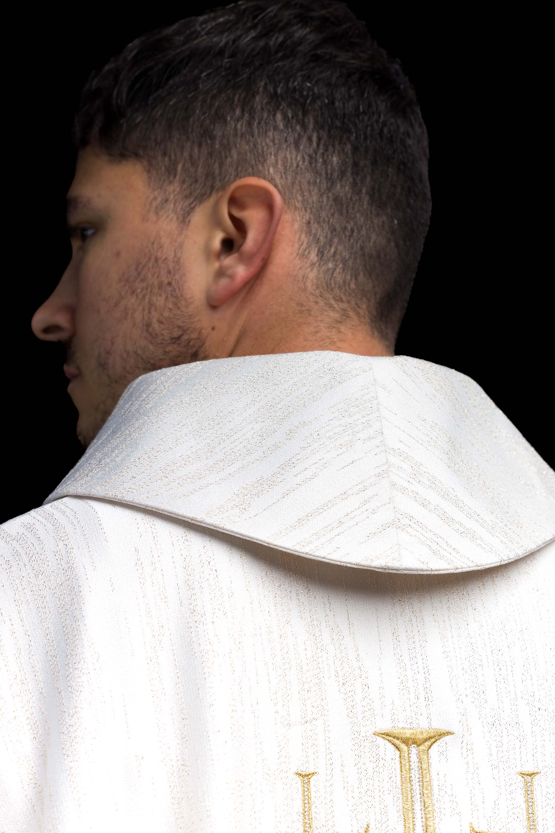 Červený ornát so žakárovým pásom v kríži