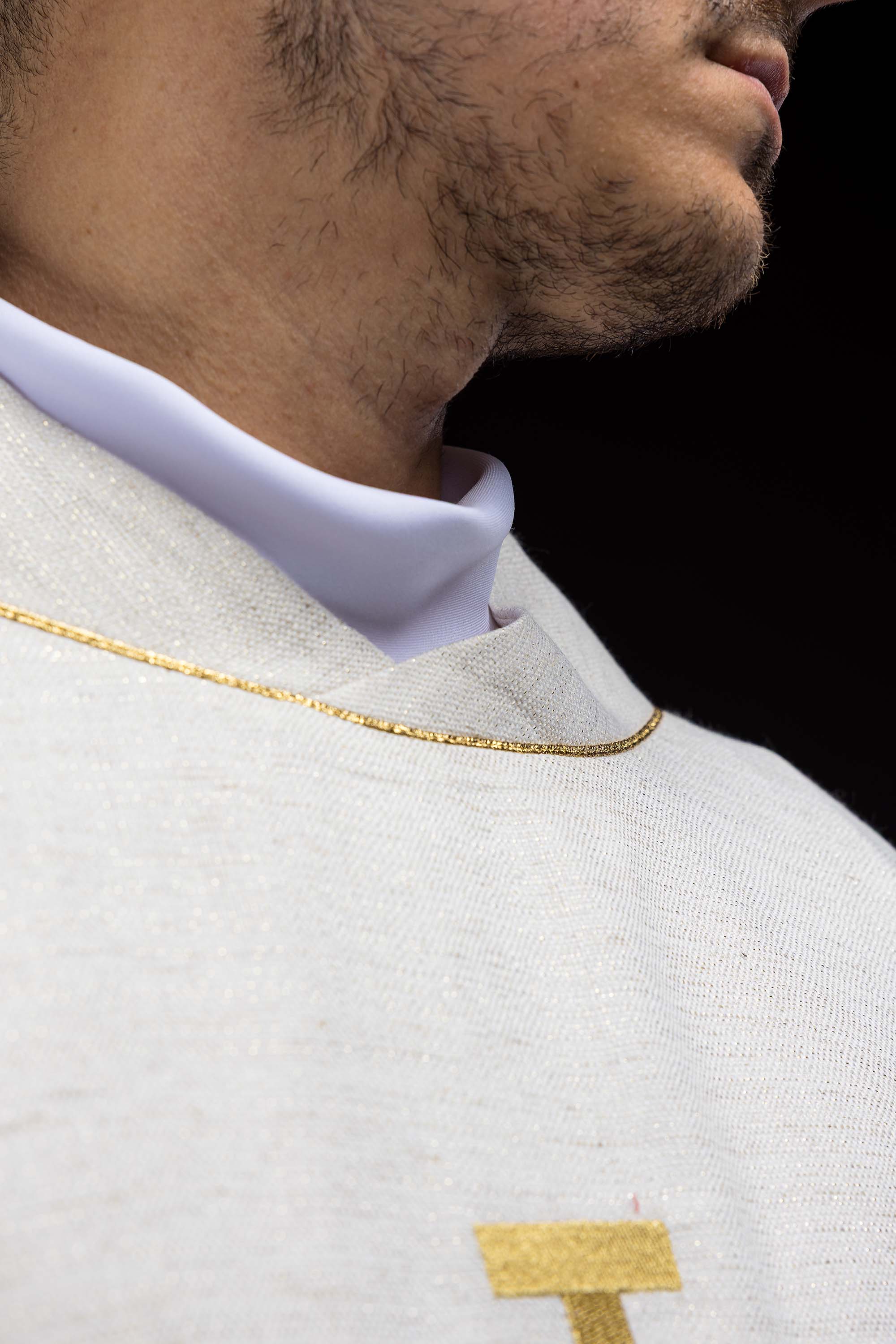 Červený ornát so žakárovým pásom v kríži