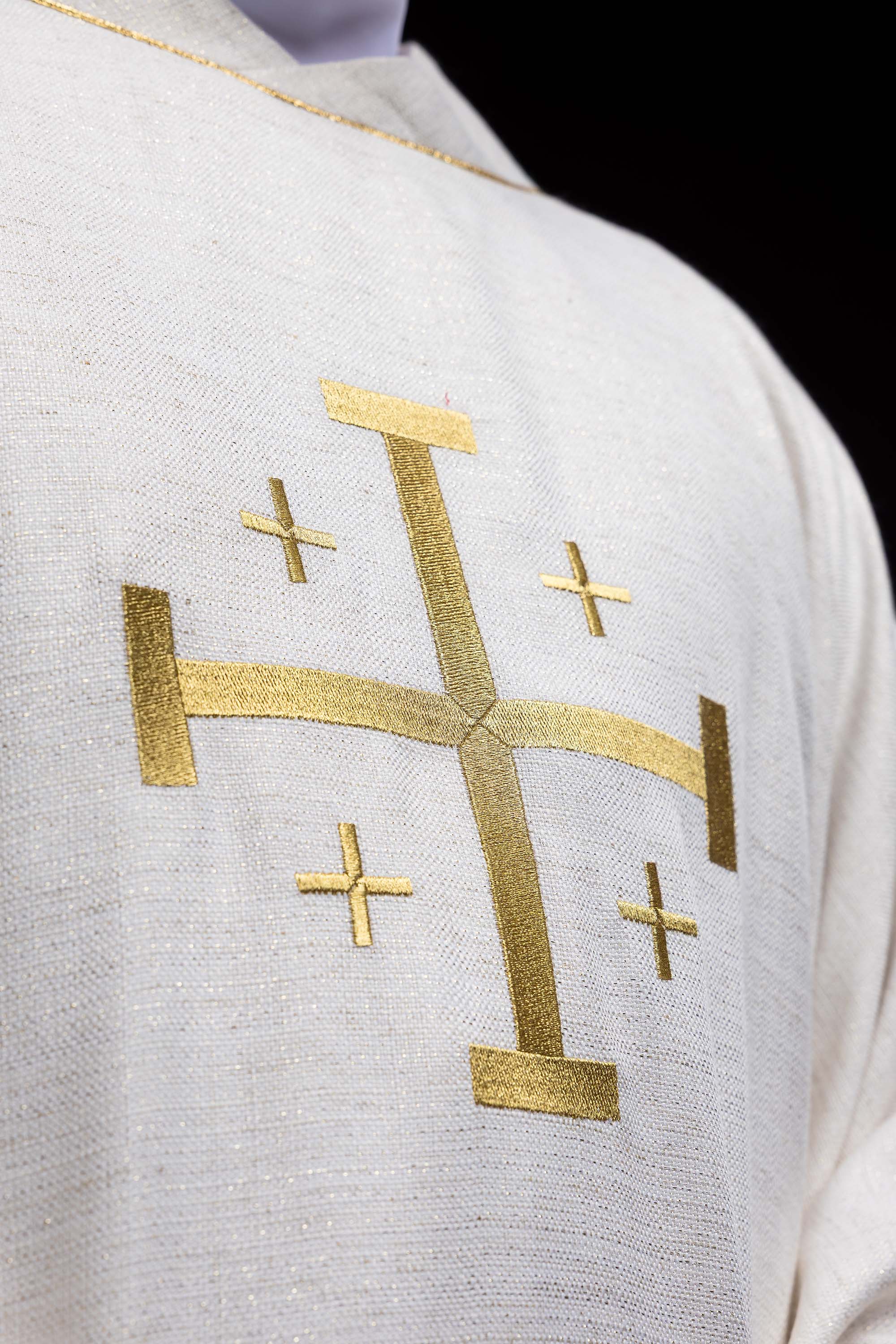 Červený ornát so žakárovým pásom v kríži