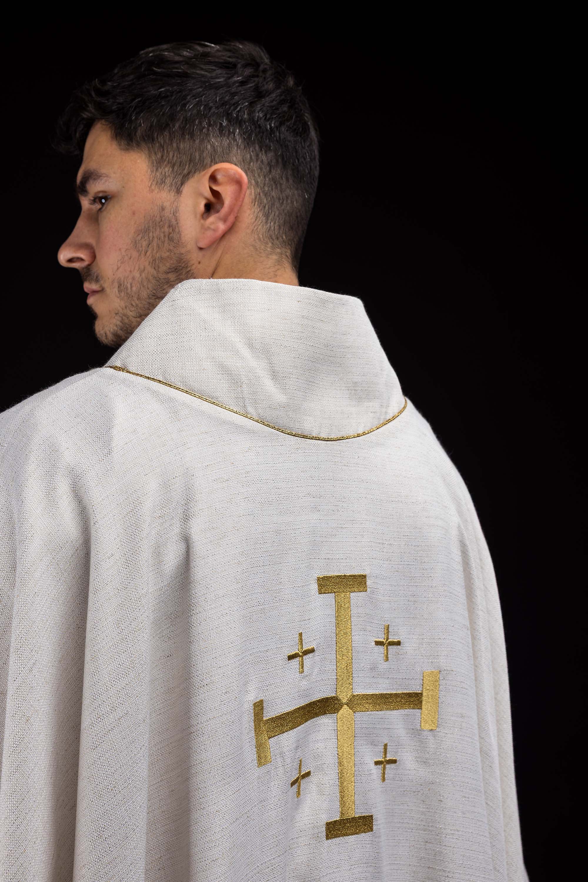 Červený ornát so žakárovým pásom v kríži