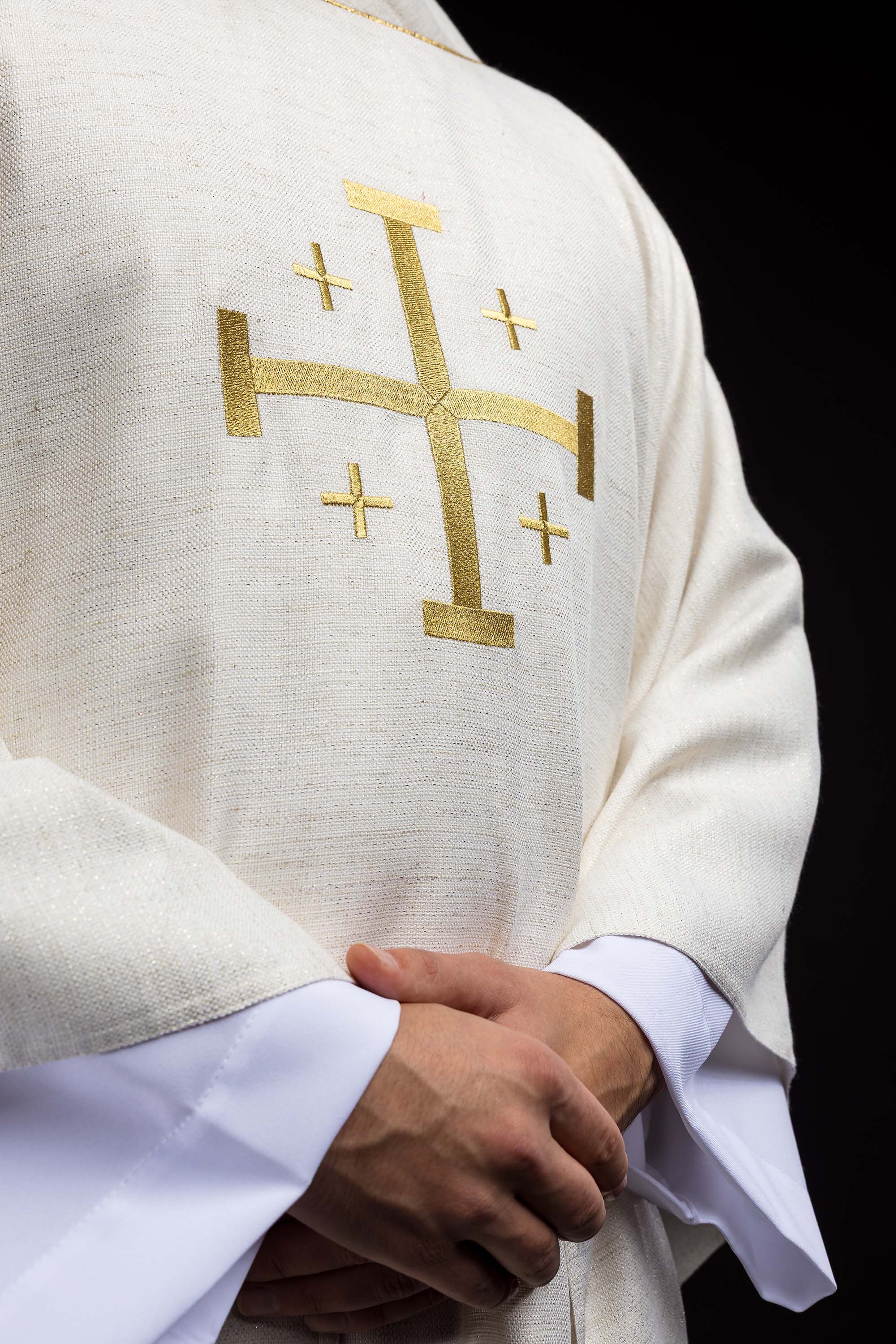 Červený ornát so žakárovým pásom v kríži