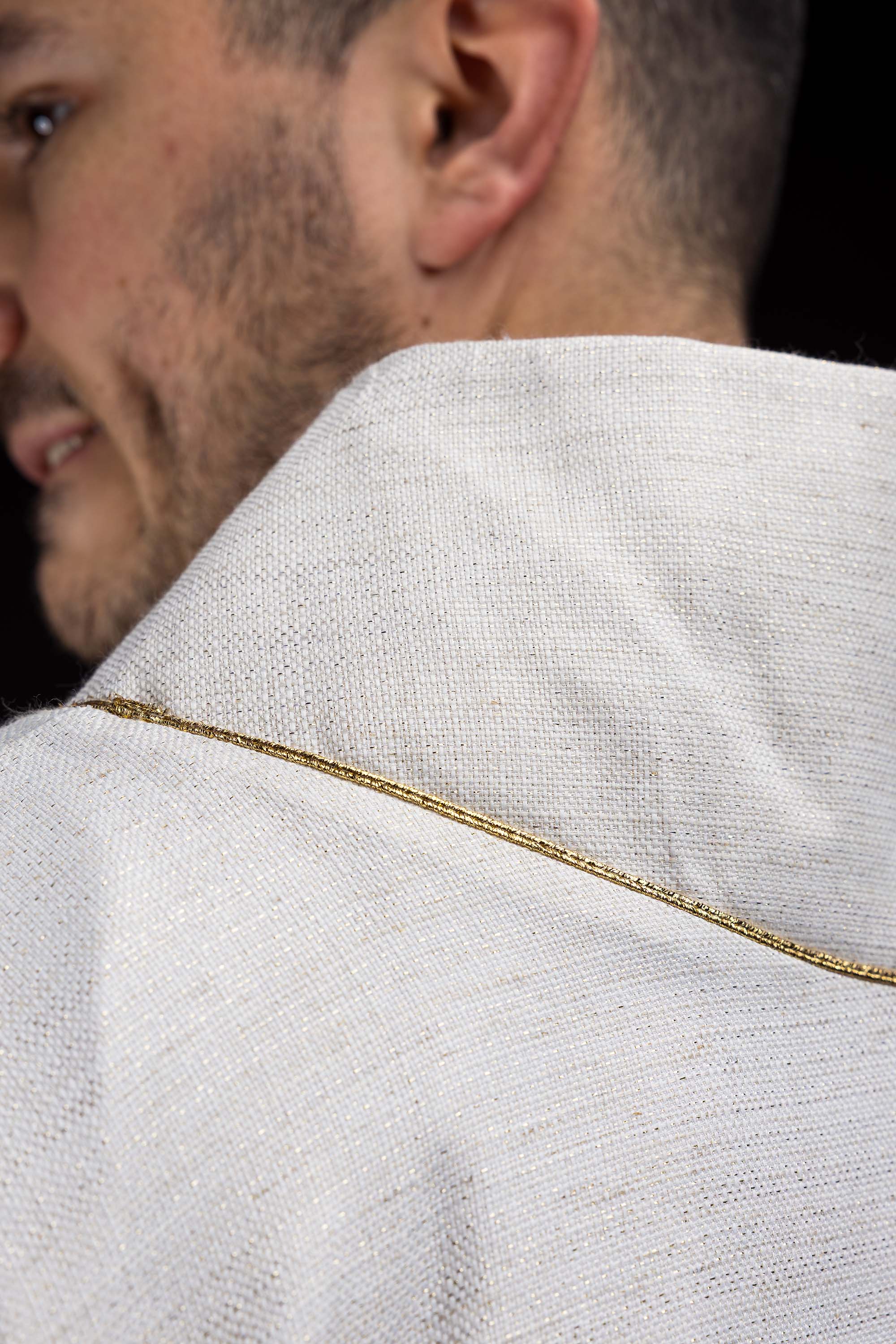 Červený ornát so žakárovým pásom v kríži