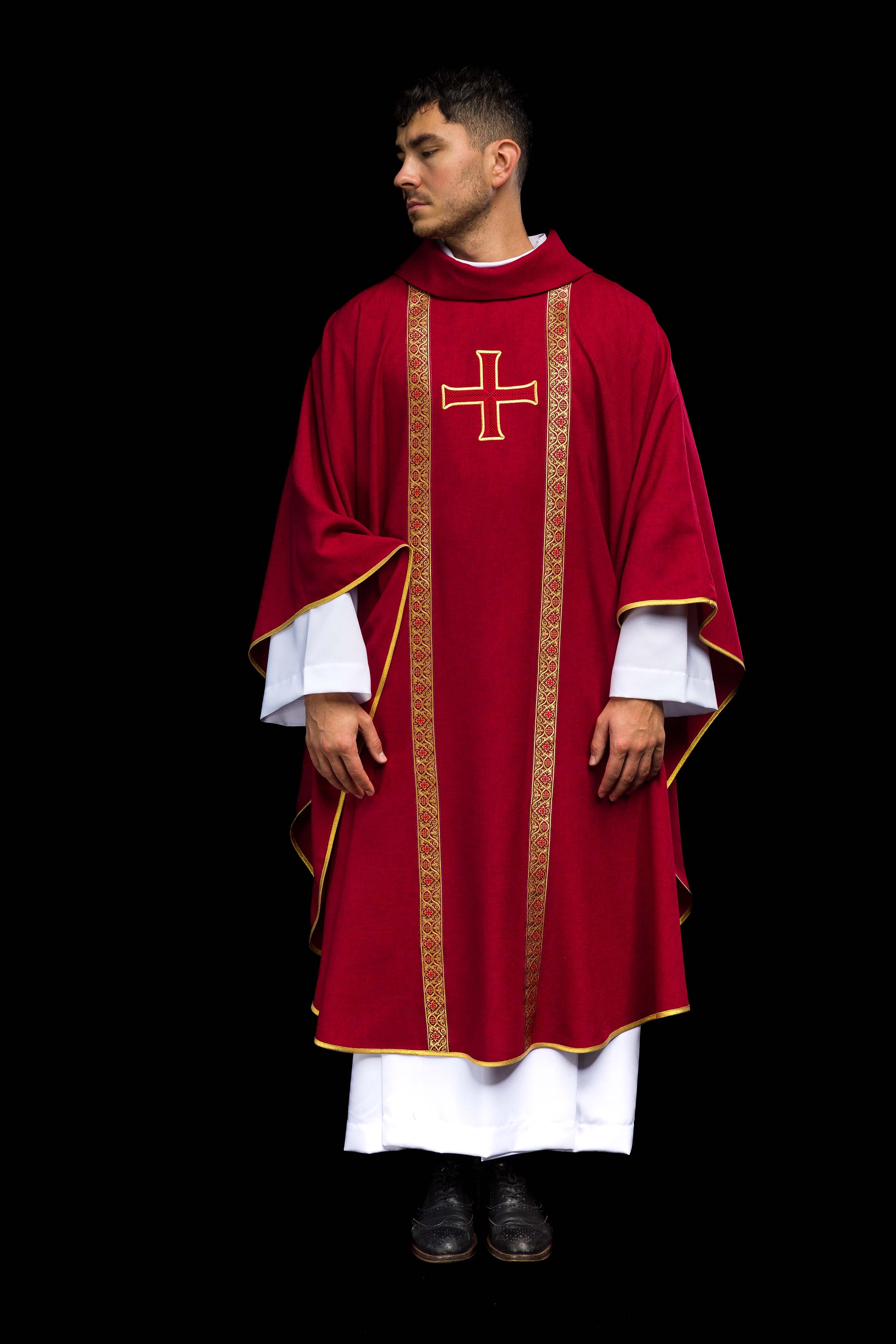 Ornat liturgiczny czerwony z haftowanym krzyżem i taśmami żakardowymi