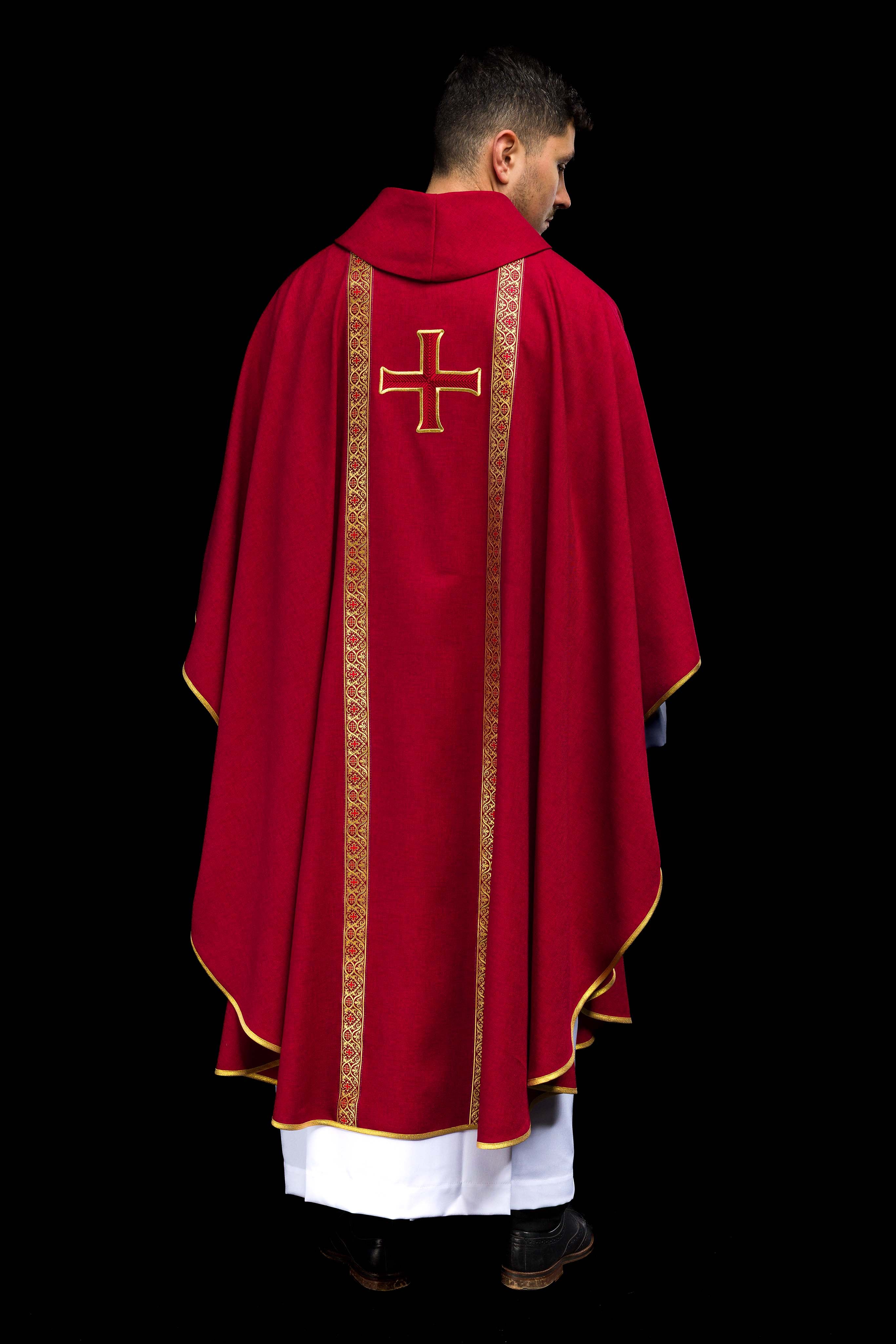 Ornat liturgiczny czerwony z haftowanym krzyżem i taśmami żakardowymi