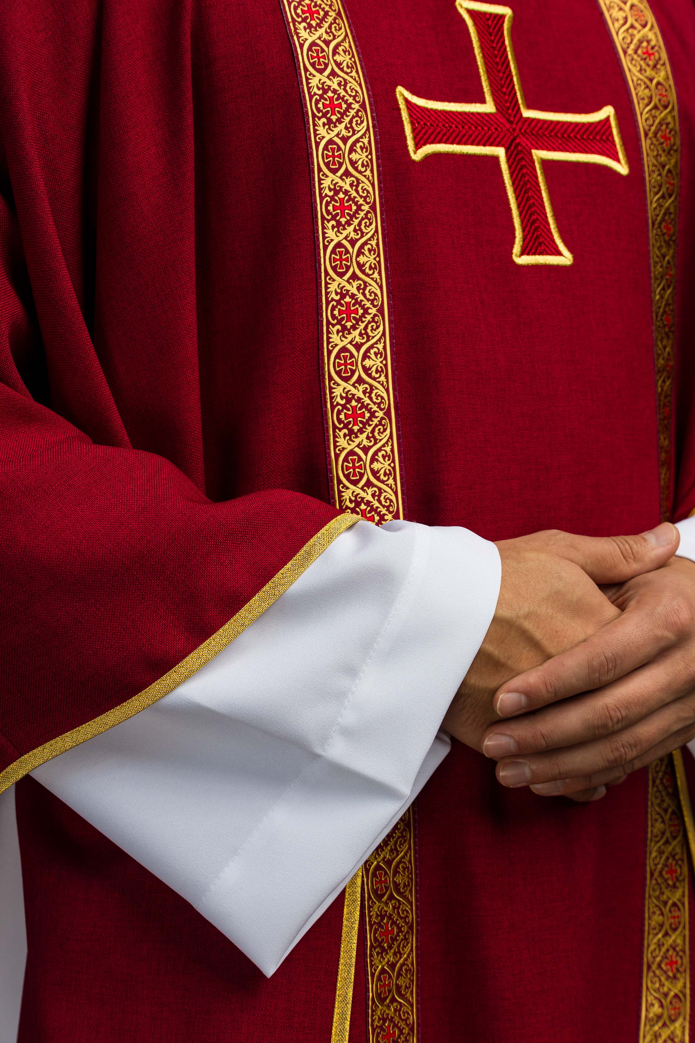 Ornat liturgiczny czerwony z haftowanym krzyżem i taśmami żakardowymi