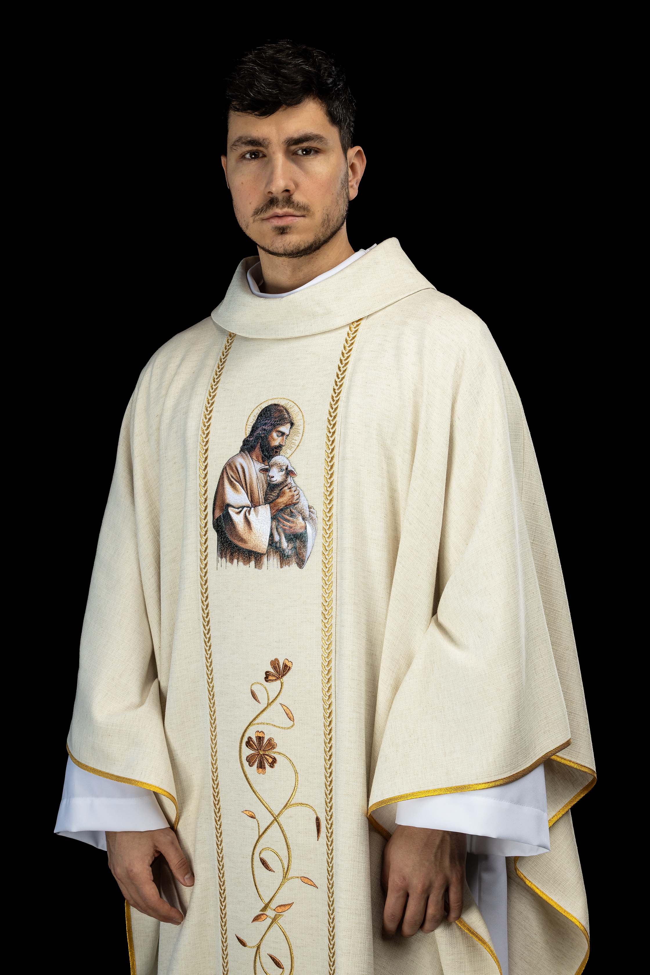 Ornat haftowany z pasem i wizerunkiem Jezusa Dobrego Pasterza z Barankiem ecru - ORNATY.PL