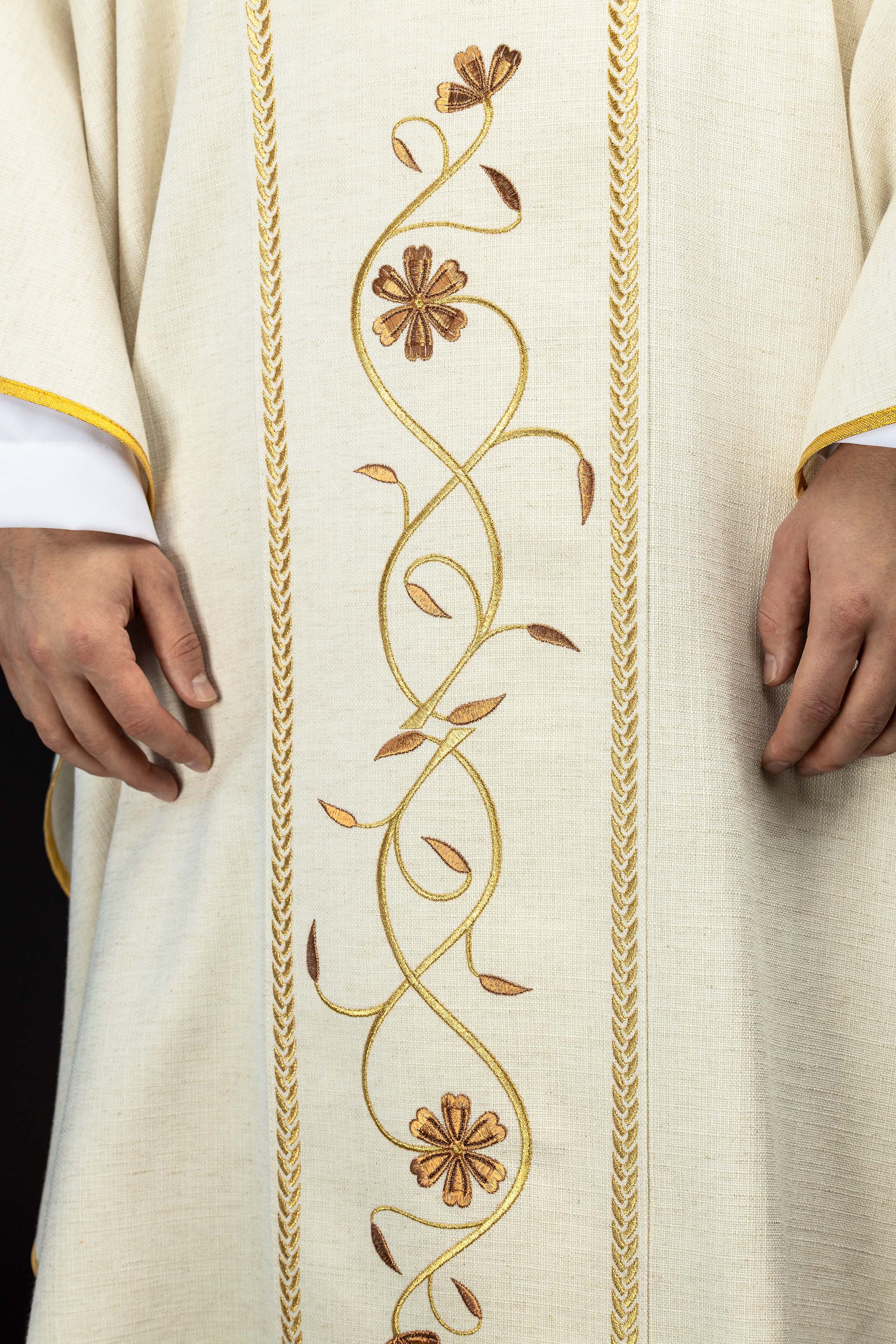 Ornat haftowany z pasem i wizerunkiem Jezusa Dobrego Pasterza z Barankiem ecru - ORNATY.PL