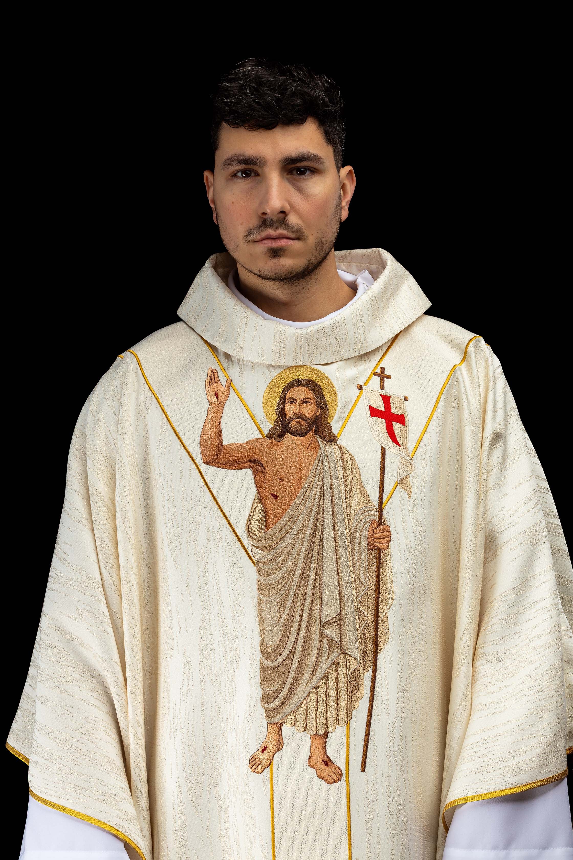 Ornat haftowany z wizerunkiem Jezusa Zmartwychwstałego i Baranka Wielkanocnego - ORNATY.PL