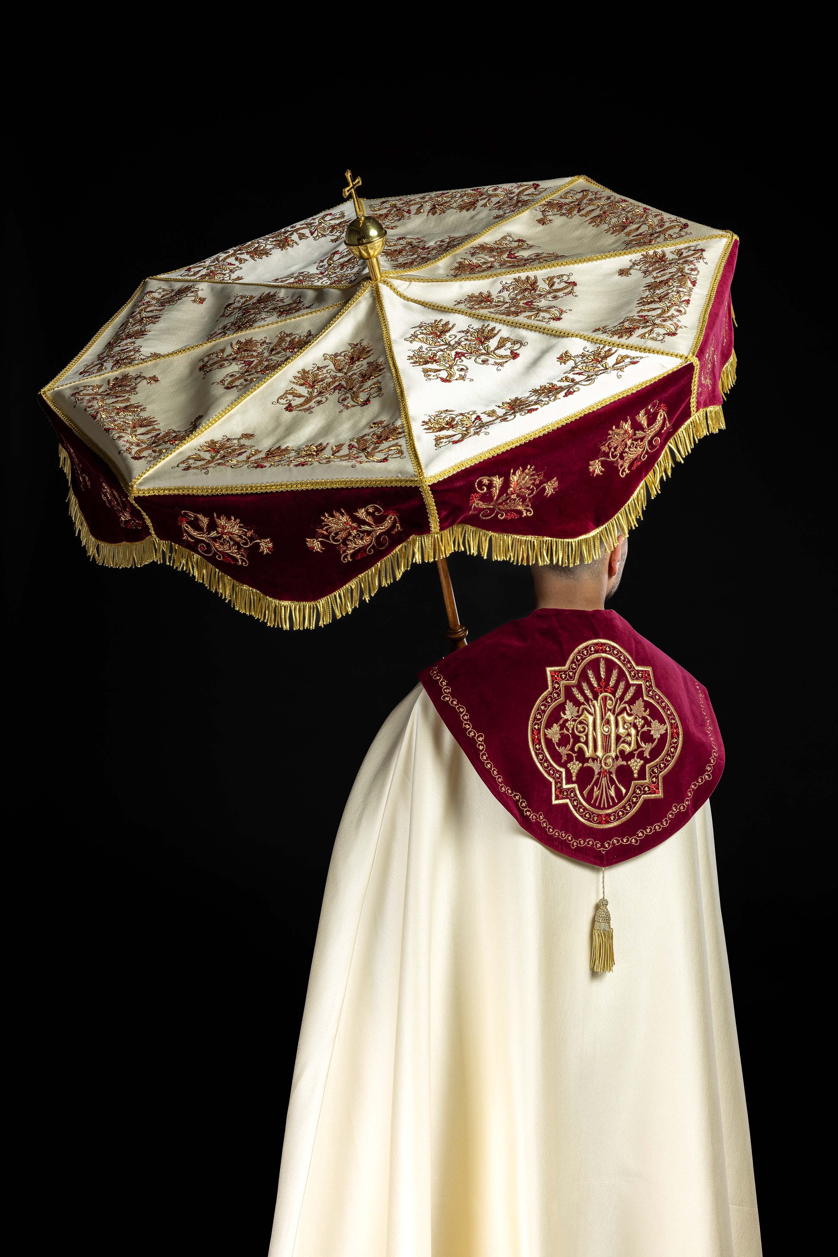 Parasol procesijny bordovo-ekrü s výšivkou