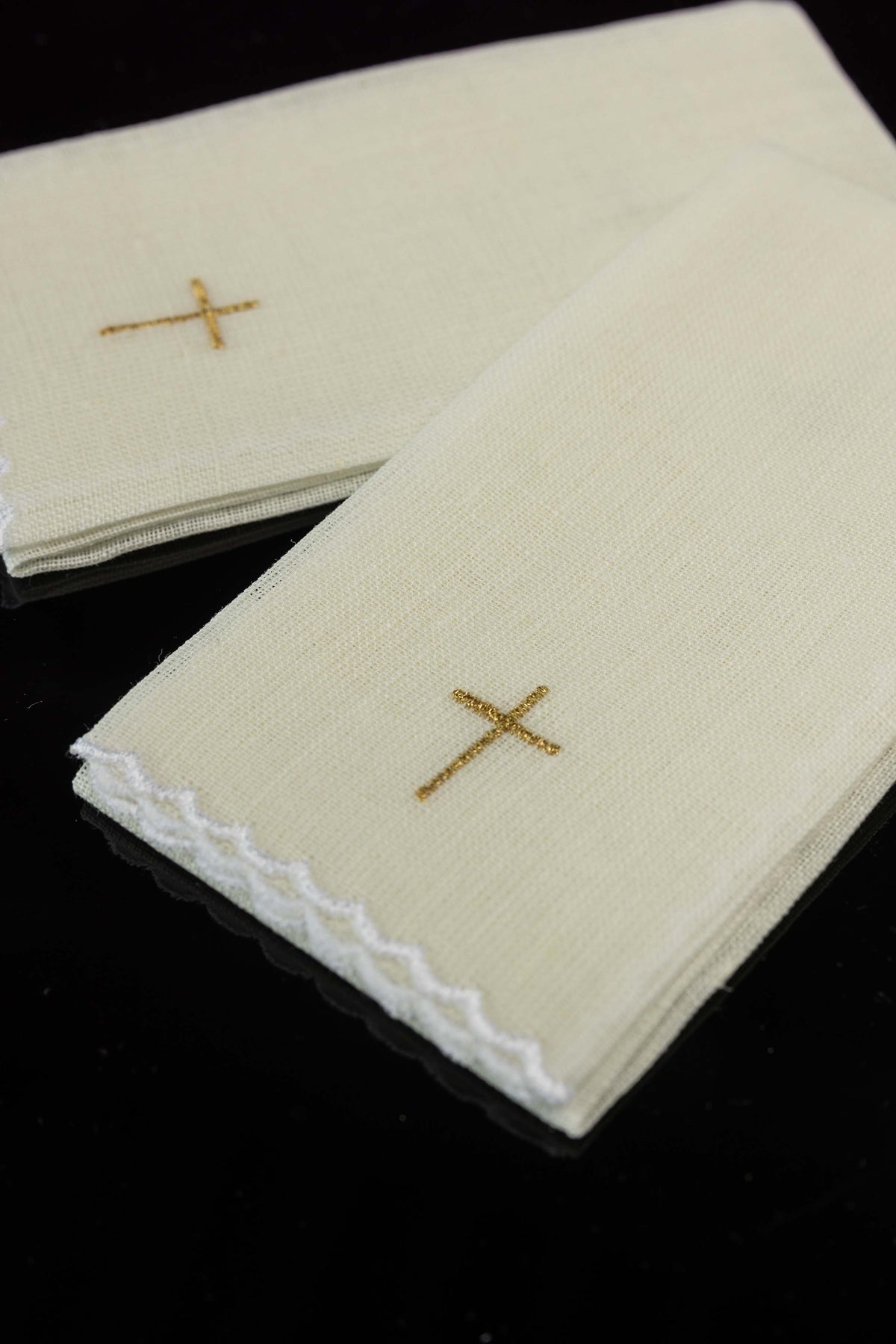 Súprava 5 liturgických korporálov s mariánskou výšivkou