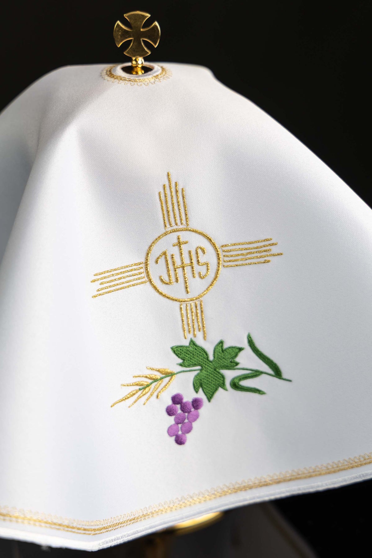 Okrúhly závoj na cibórium s výšivkou IHS a eucharistickým motívom