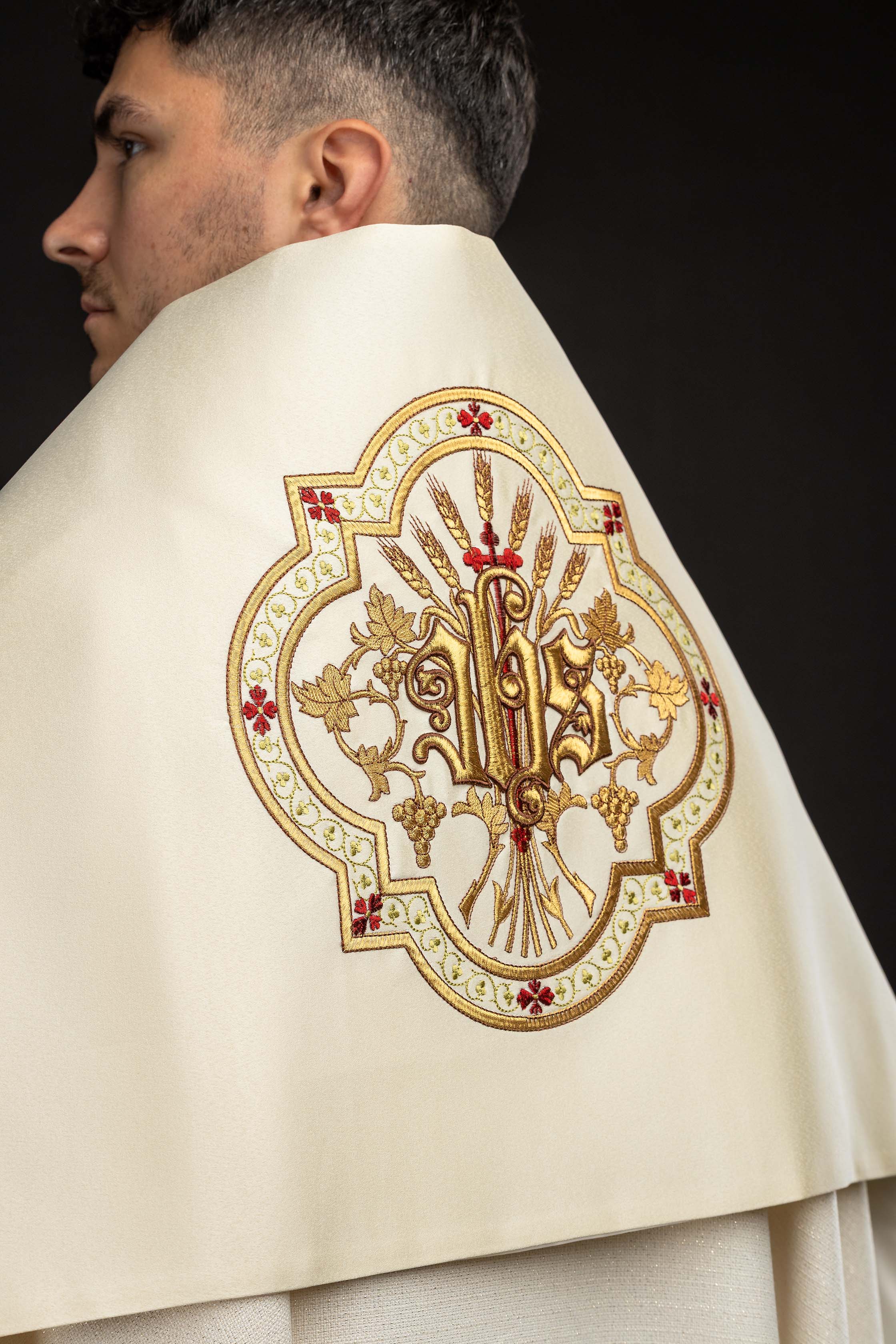 Liturgický závoj s motívom IHS obklopeným bohatou výšivkou v farbe Ecru