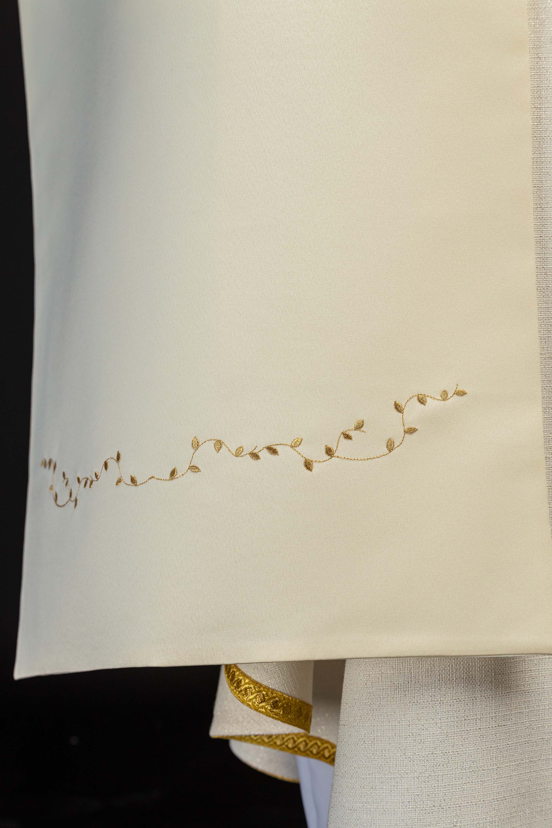 Závoj s vyšívaným krížom v ecru farbe