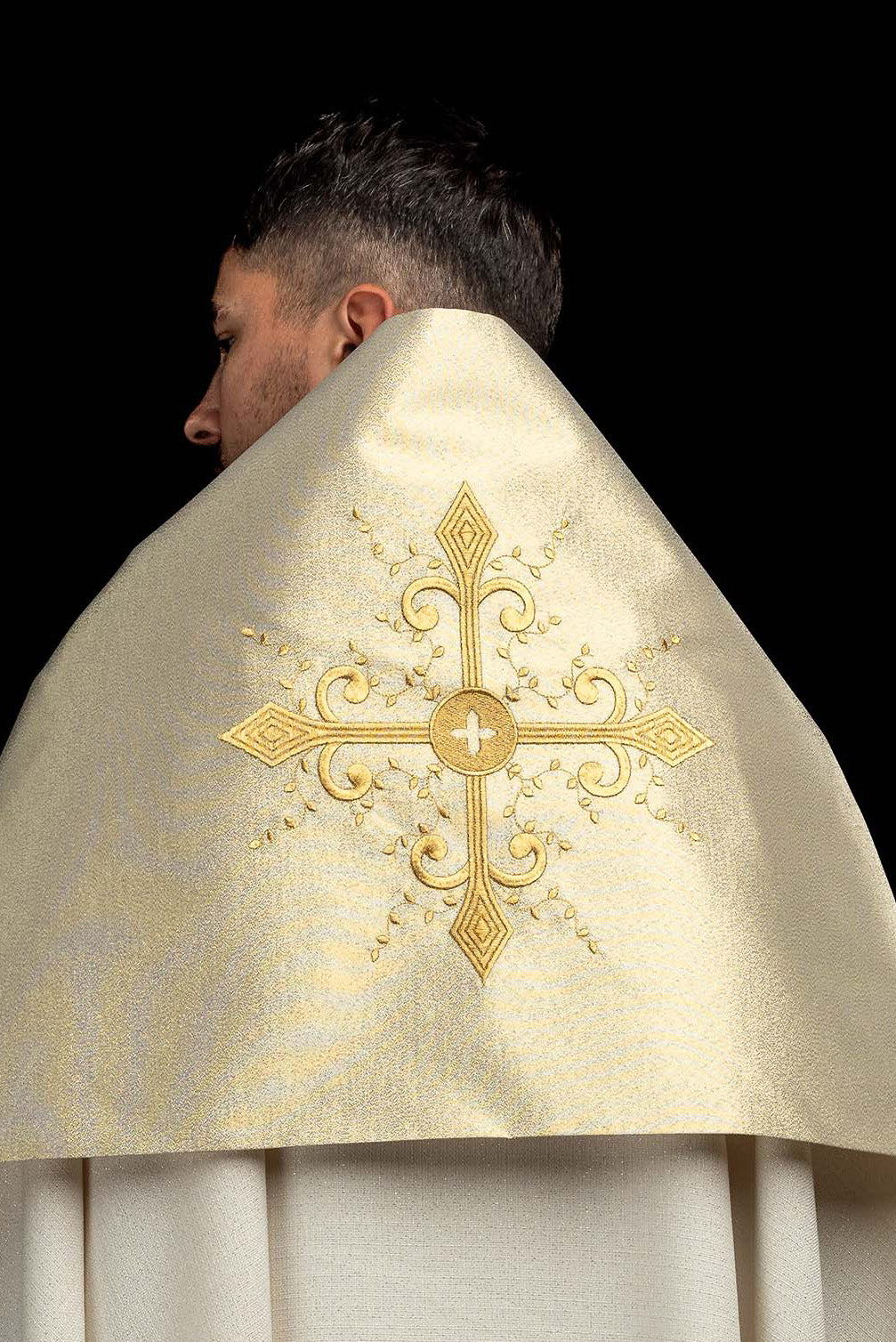 Liturgický závoj s výšivkou kríža v zlatej farbe
