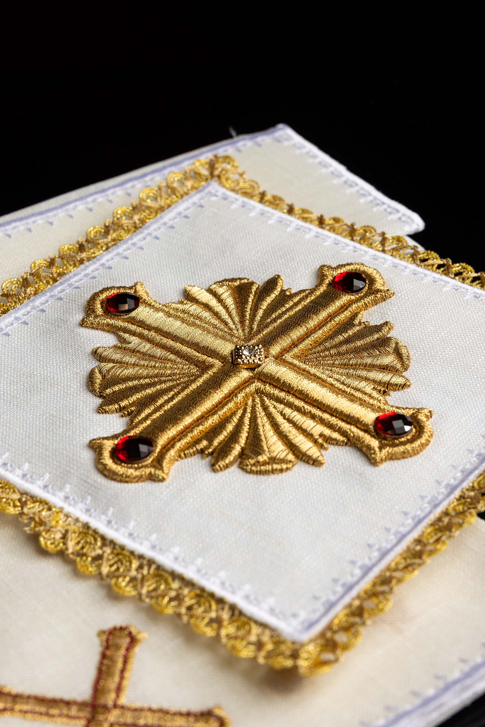 Bogato haftowana bielizna kielichowa z kamieniami. Wykonana z lnu - ORNATY.PL