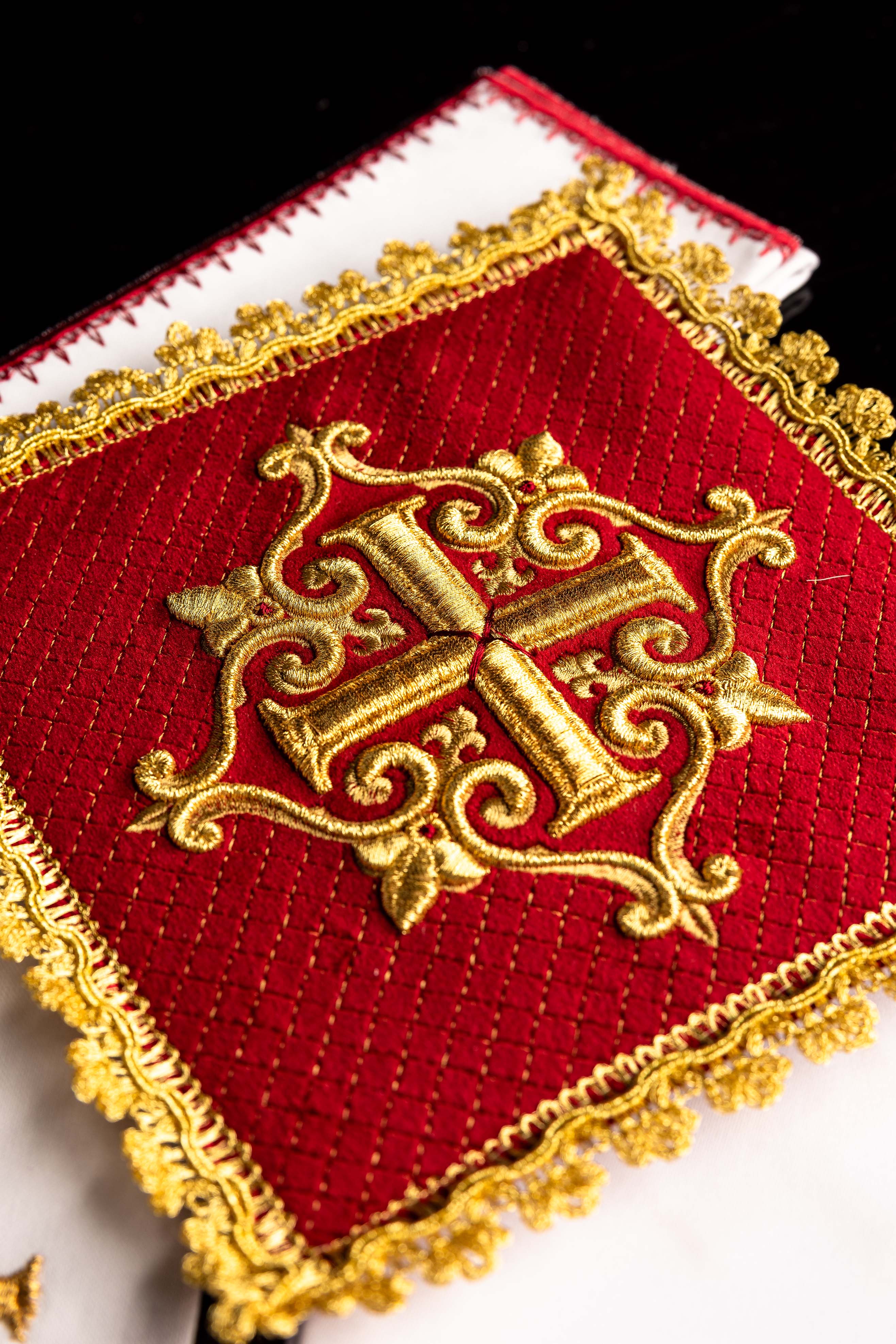 Podprsenka s vyšívaným krížom z červenej zamatovej látky