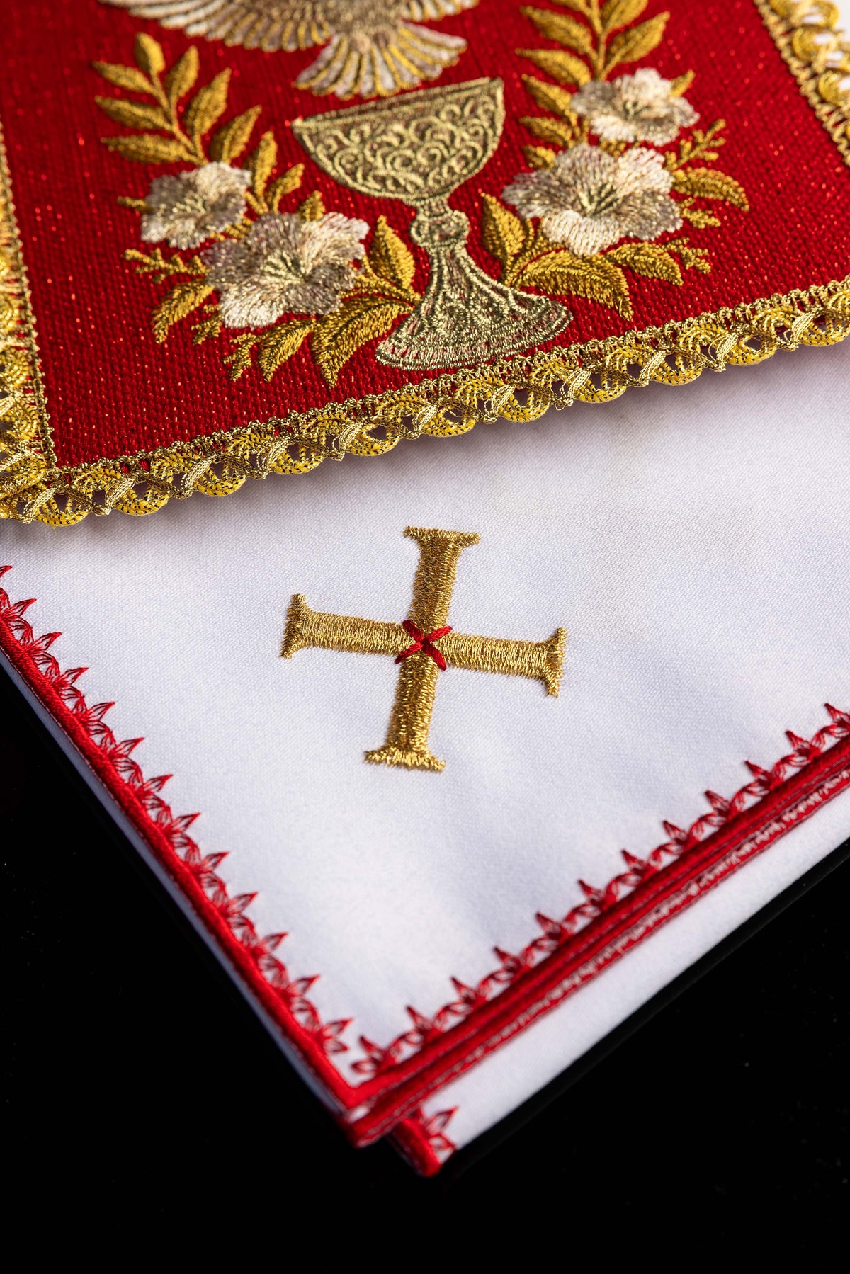 Červená kalichová bielizeň s výšivkou Ducha Svätého