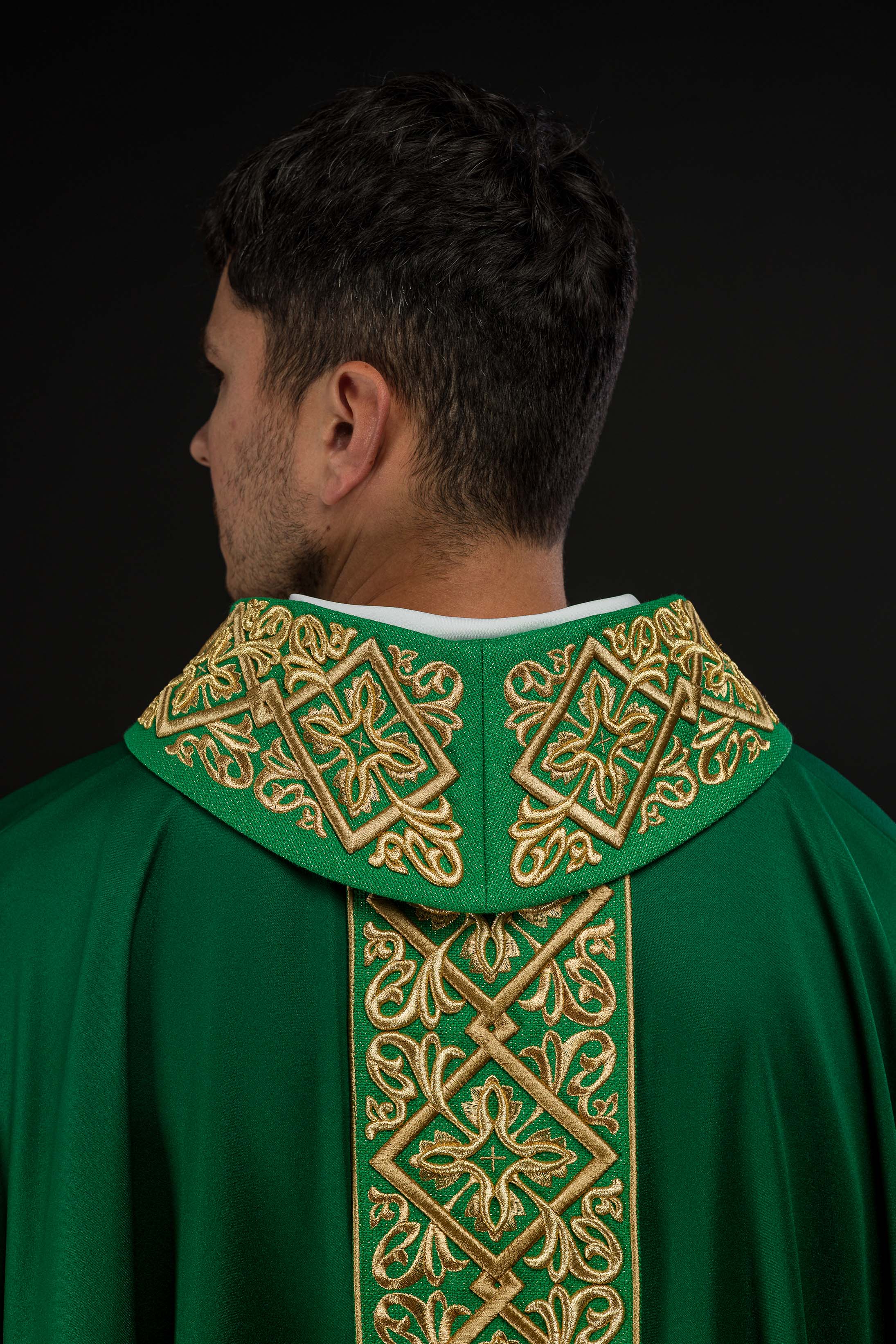 Ornat bogato haftowany motyw florystyczny z krzyżami Zielony - ORNATY.PL