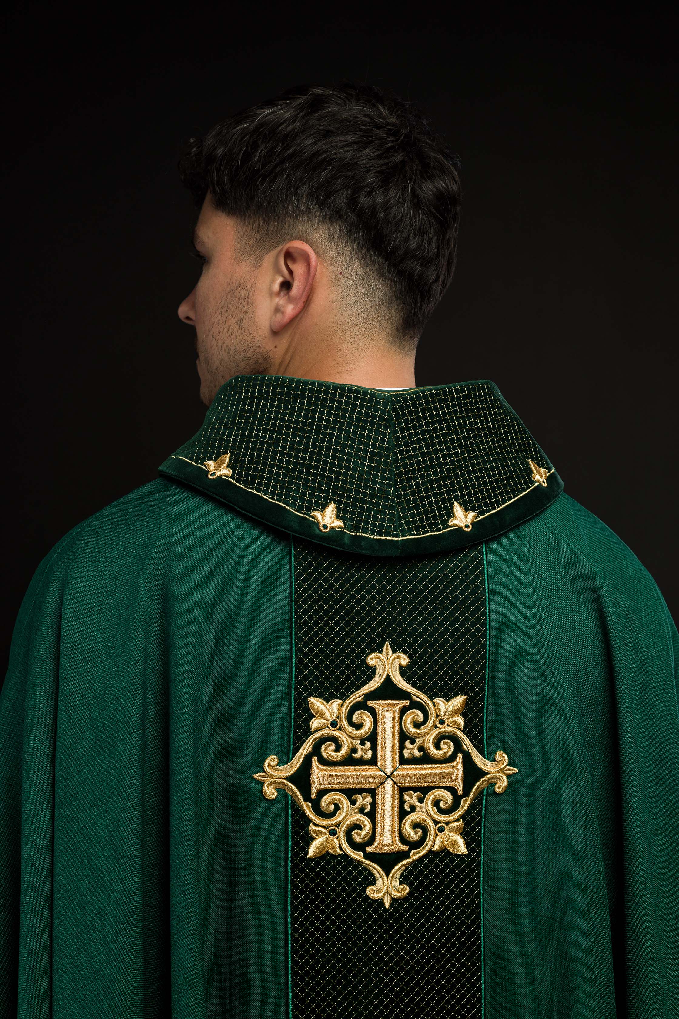 Ornat haftowany na aksamicie z symbolem Krzyż Zielony - ORNATY.PL