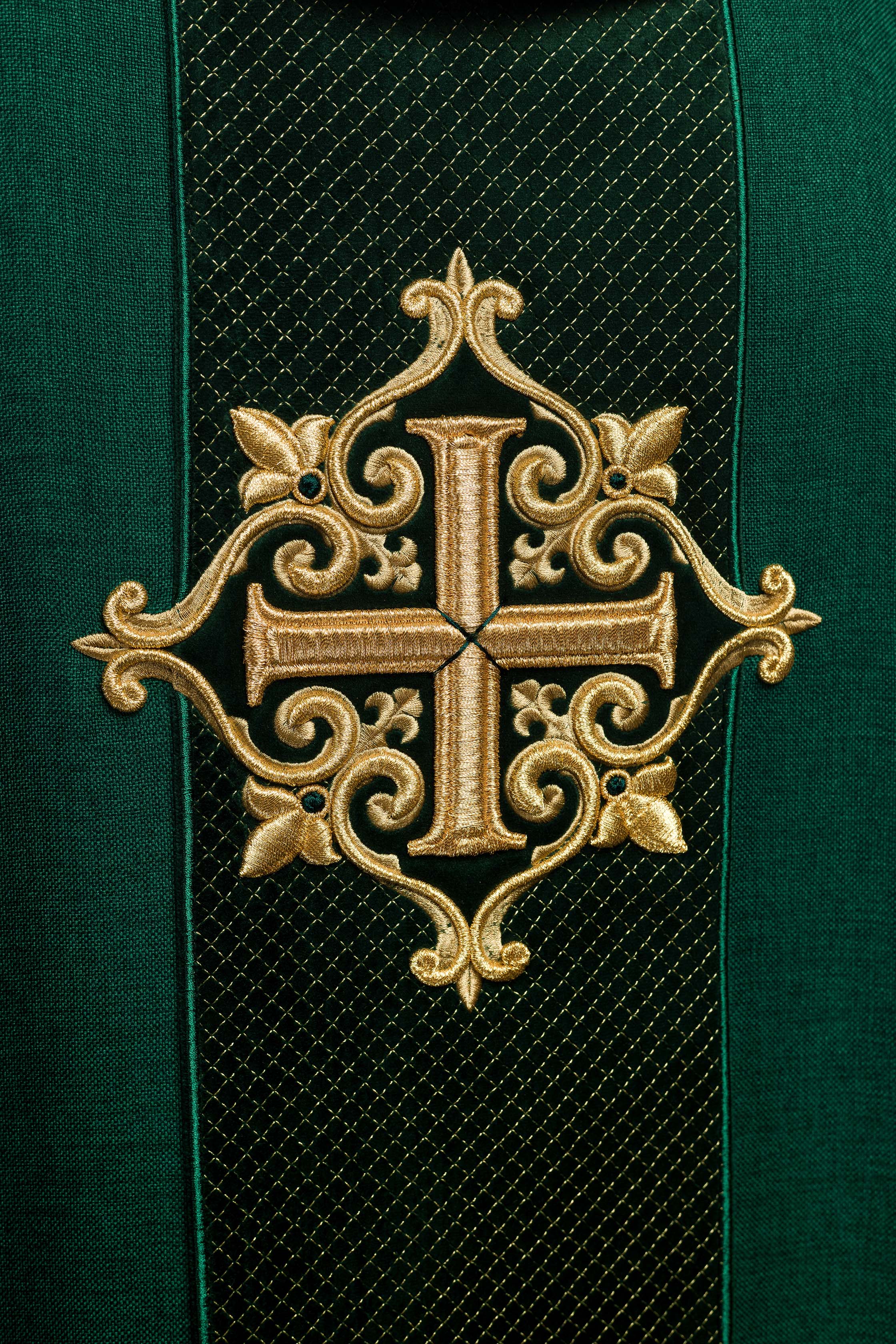 Ornat haftowany na aksamicie z symbolem Krzyż Zielony - ORNATY.PL