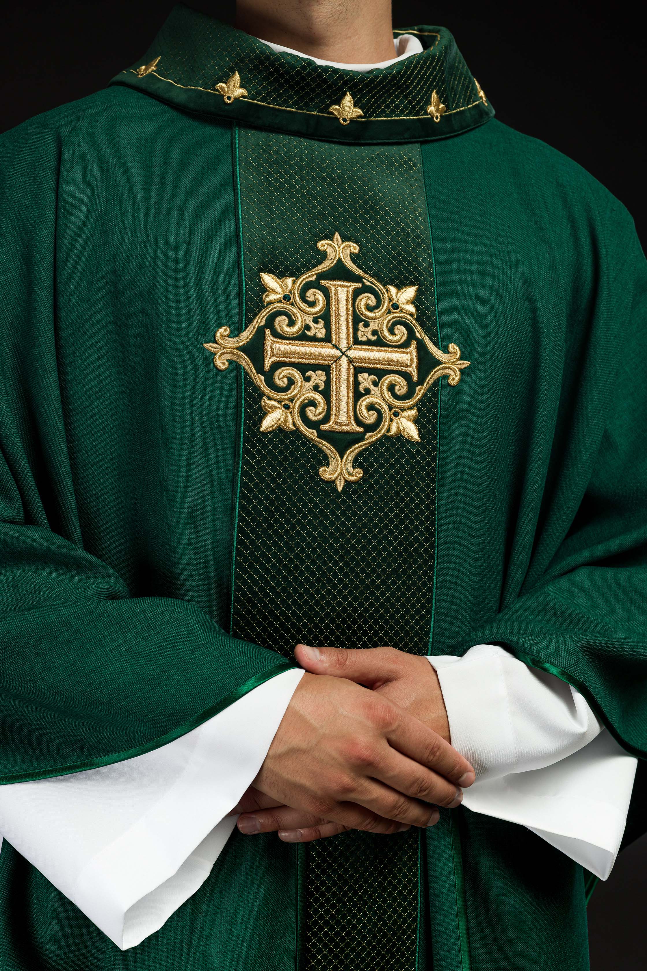Ornat haftowany na aksamicie z symbolem Krzyż Zielony - ORNATY.PL