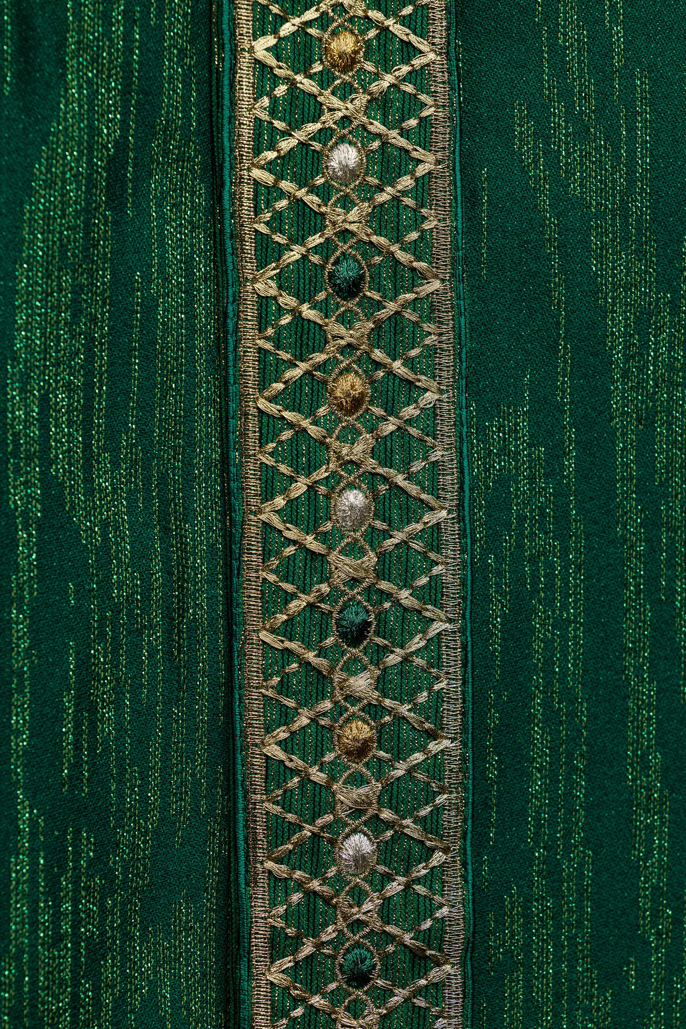 Zelený ornát s vyšívaným pásom a golierom