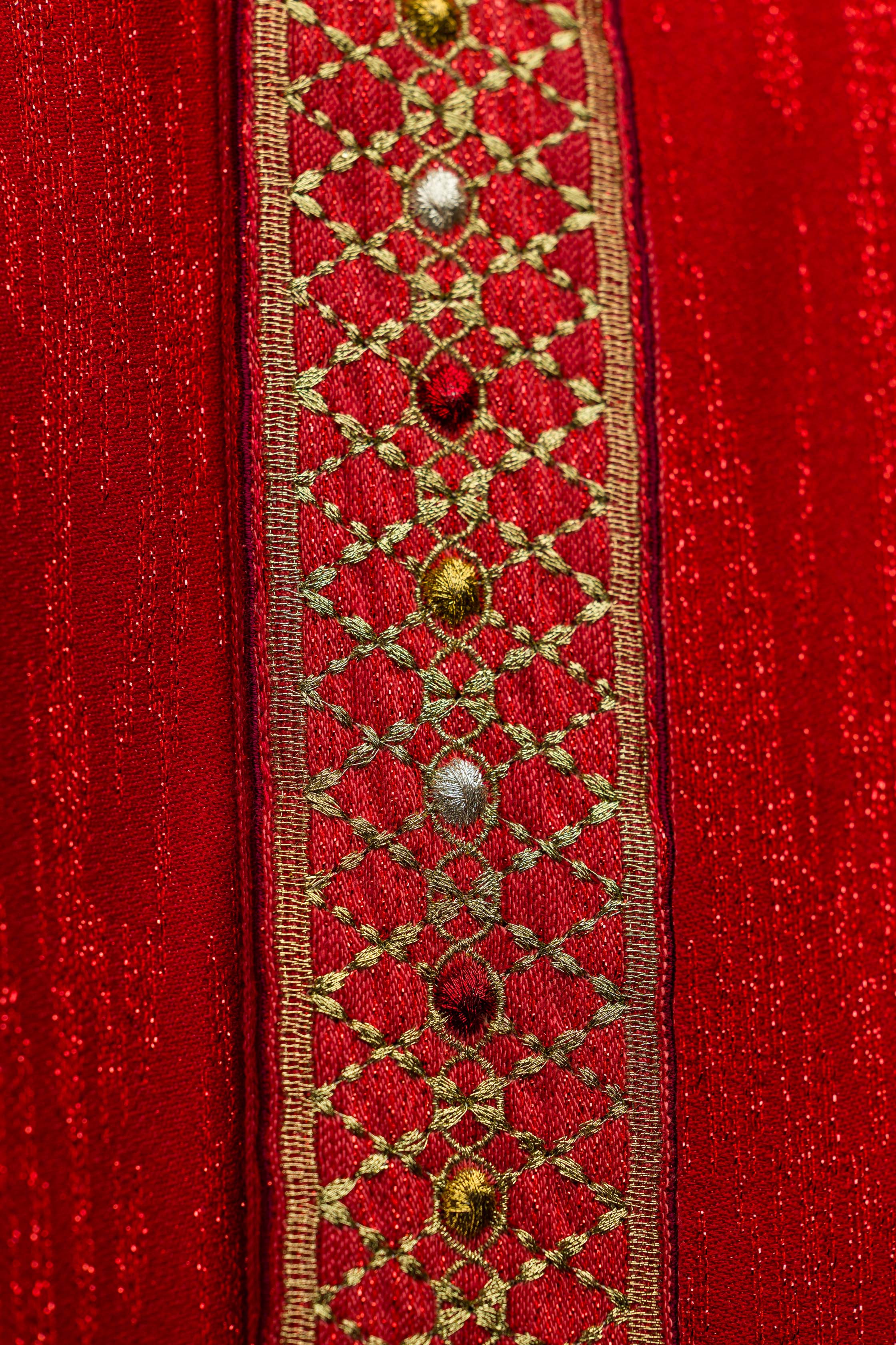 Červený ornát s vyšívaným pásom a golierom