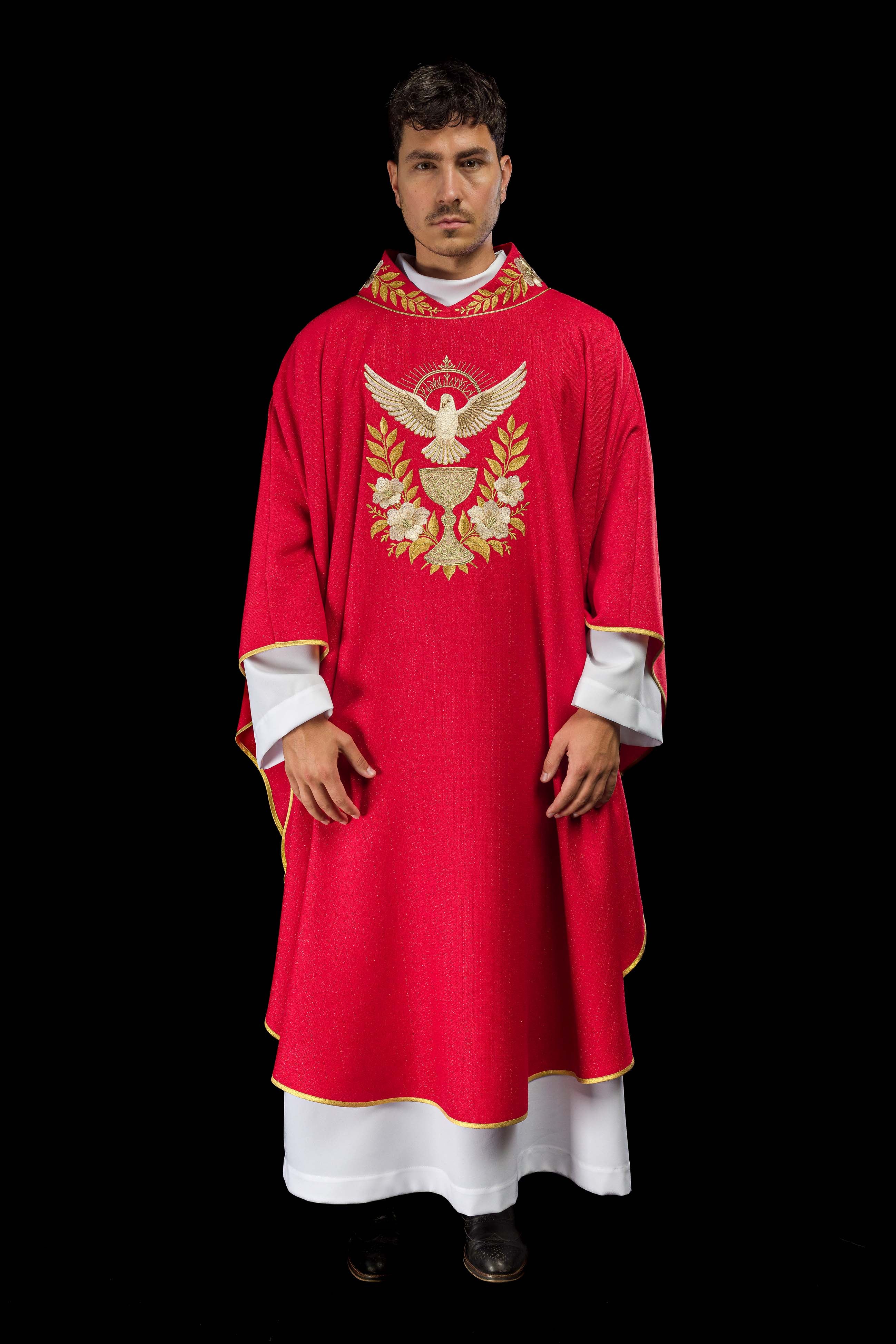 Červený ornát s výšivkou Ducha Svätého