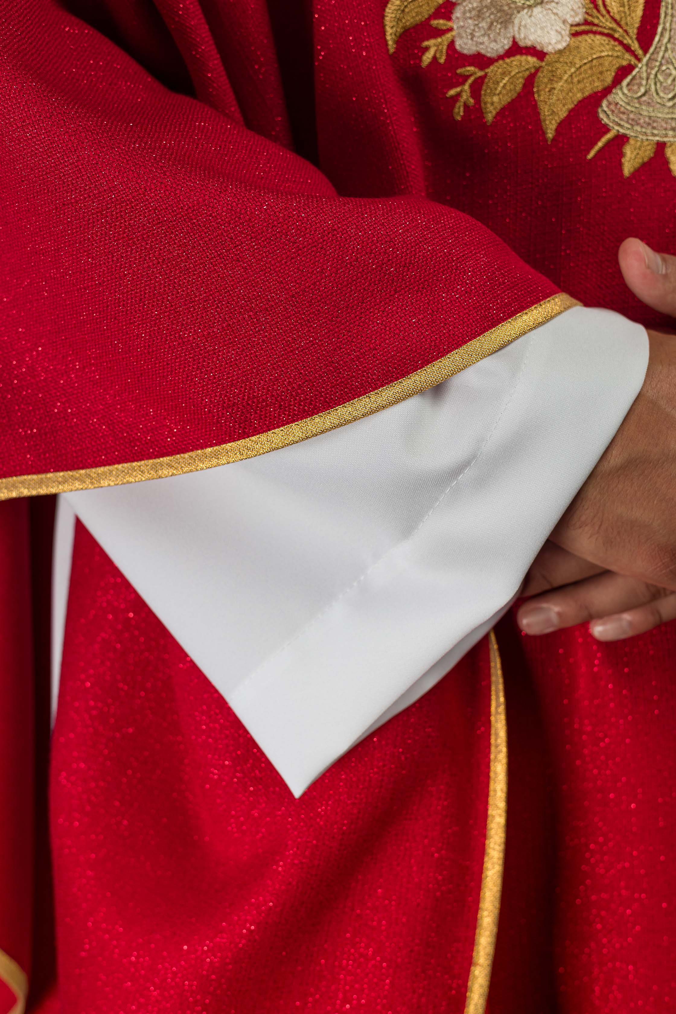 Červený ornát s výšivkou Ducha Svätého