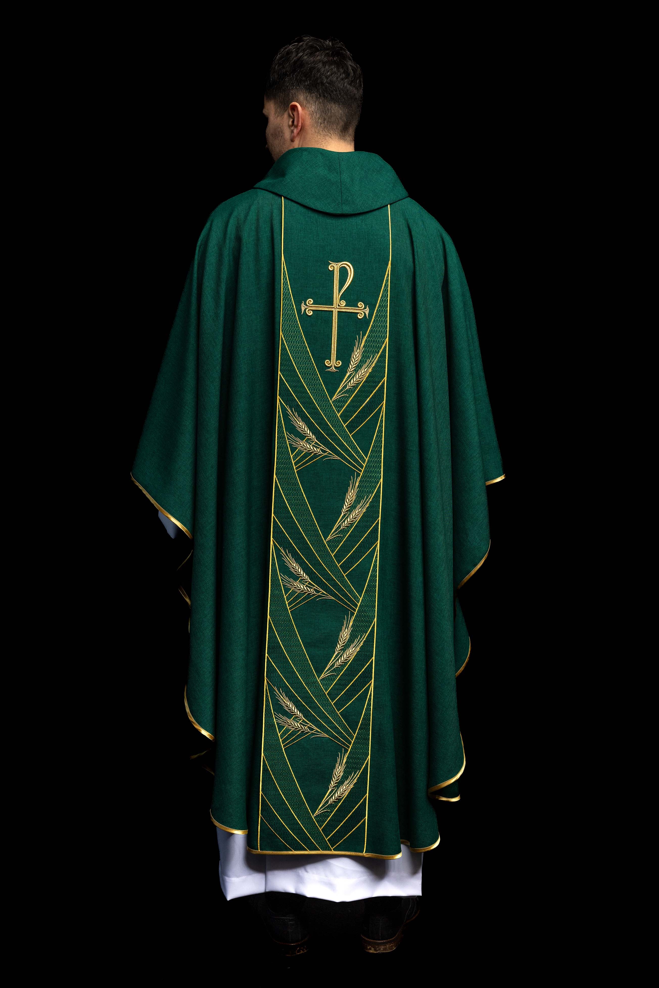 Ornat v zelenej farbe s vyšívaným pásom a golierom v kríži