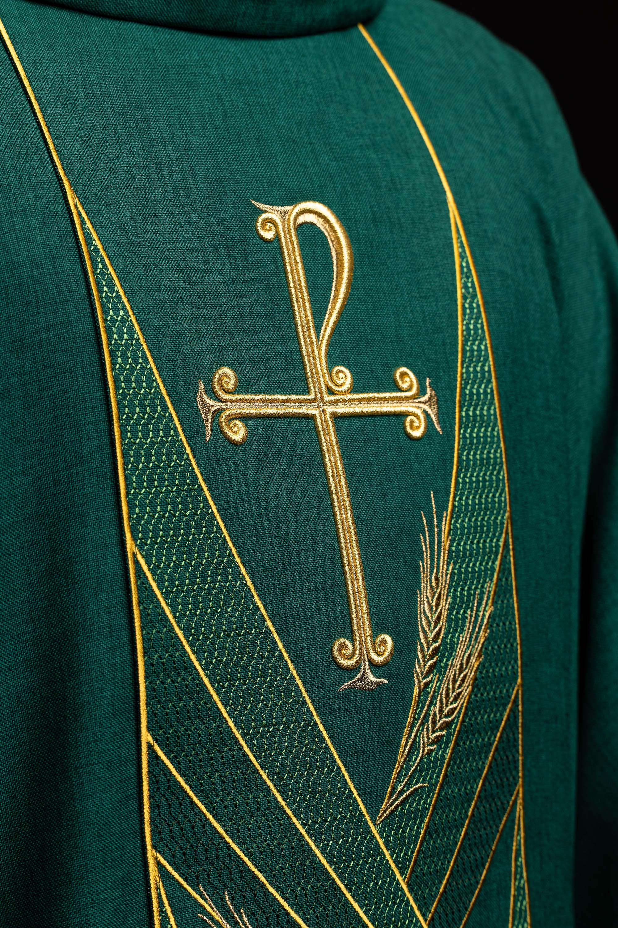 Ornat v zelenej farbe s vyšívaným pásom a golierom v kríži