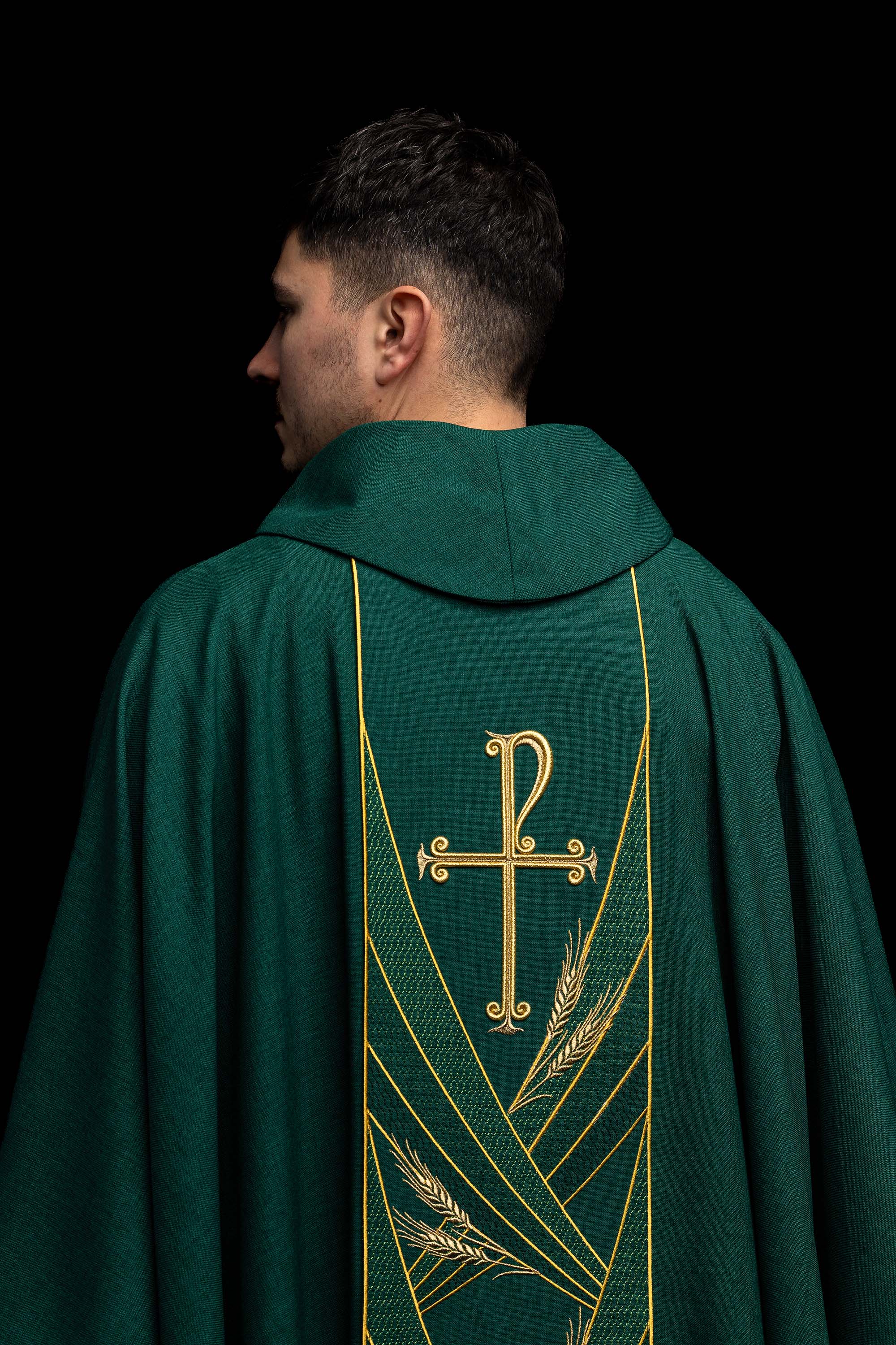 Ornat v zelenej farbe s vyšívaným pásom a golierom v kríži