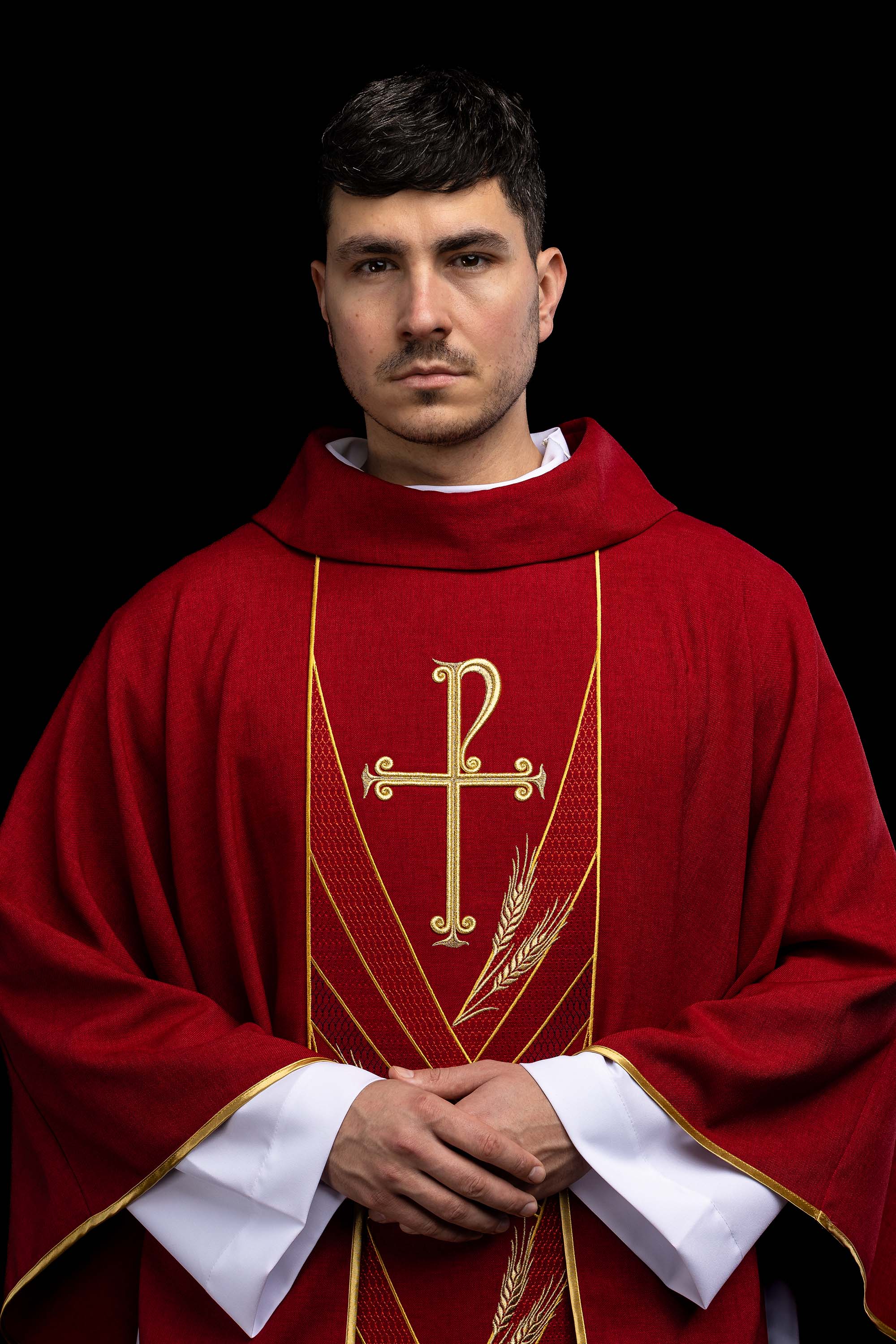 Ornat v zelenej farbe s vyšívaným pásom a golierom v kríži