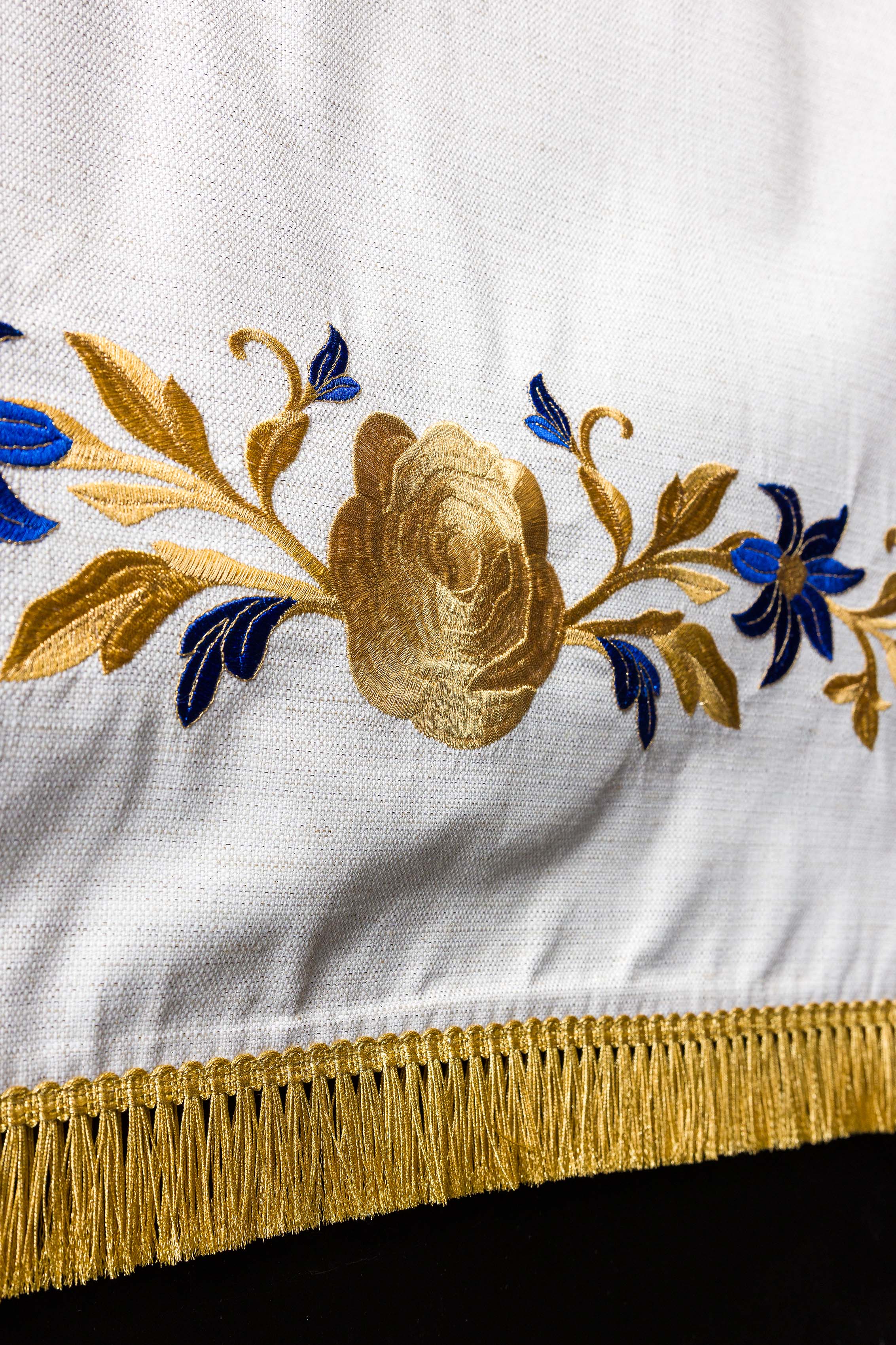 Serweta na lektorium z haftem maryjnym ecru - ORNATY.PL