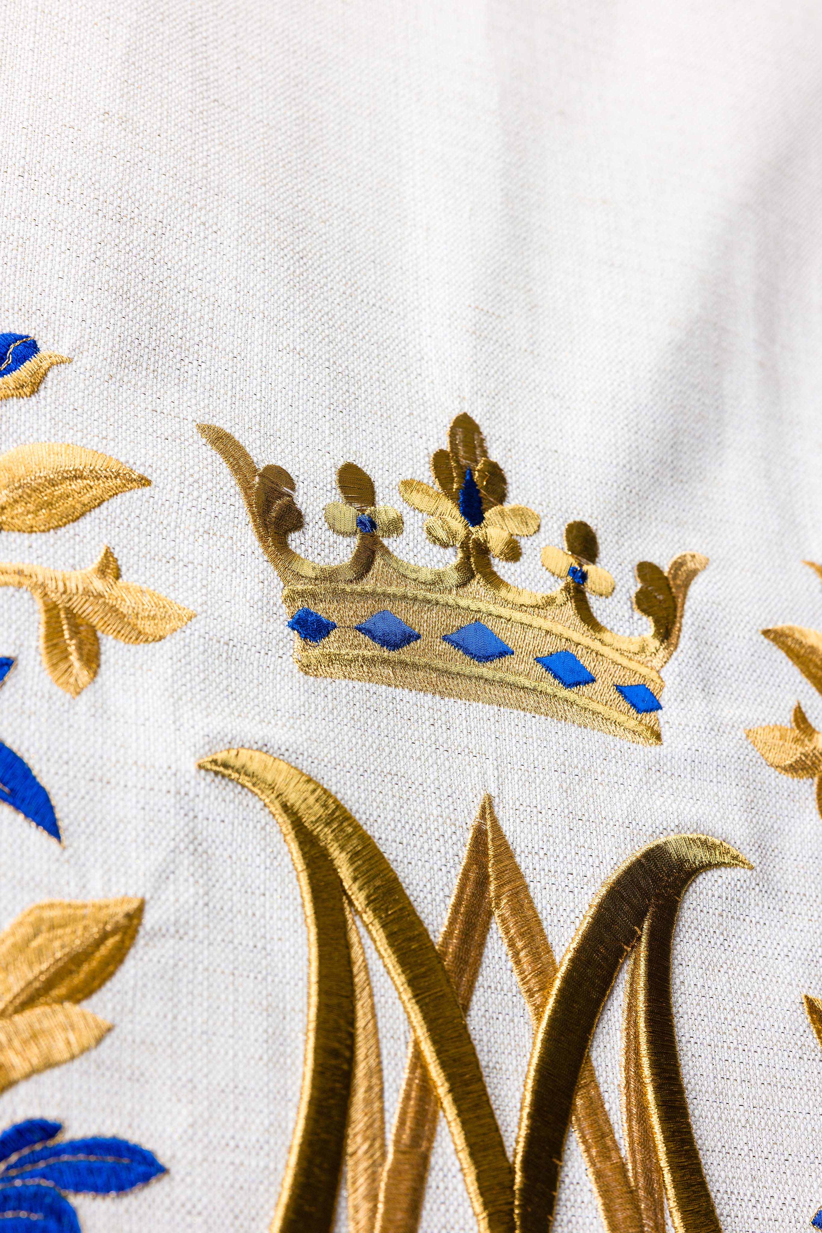 Serweta na lektorium z haftem maryjnym ecru - ORNATY.PL