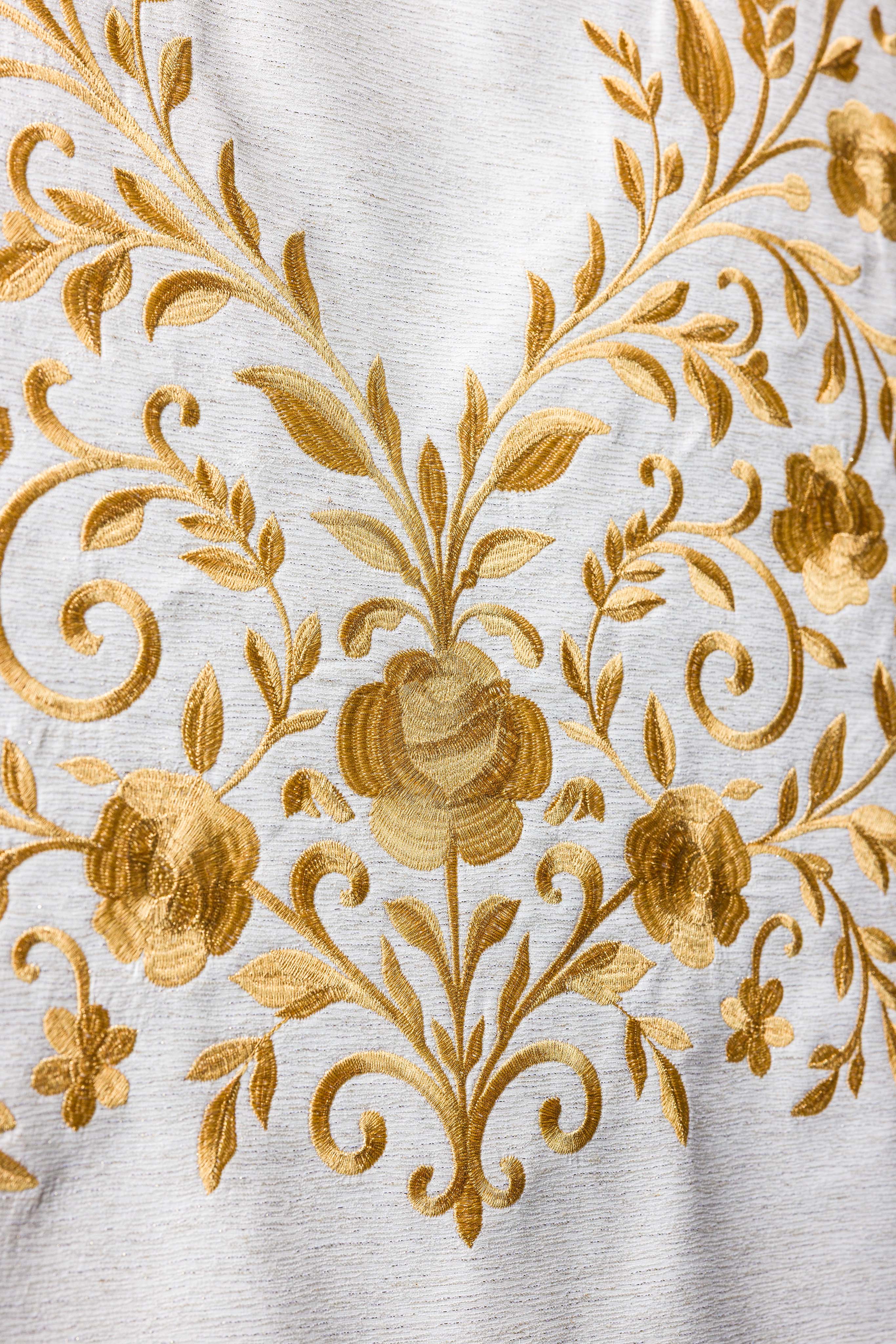 Serweta na lektorium z haftem krzyża i gołębi ecru - ORNATY.PL