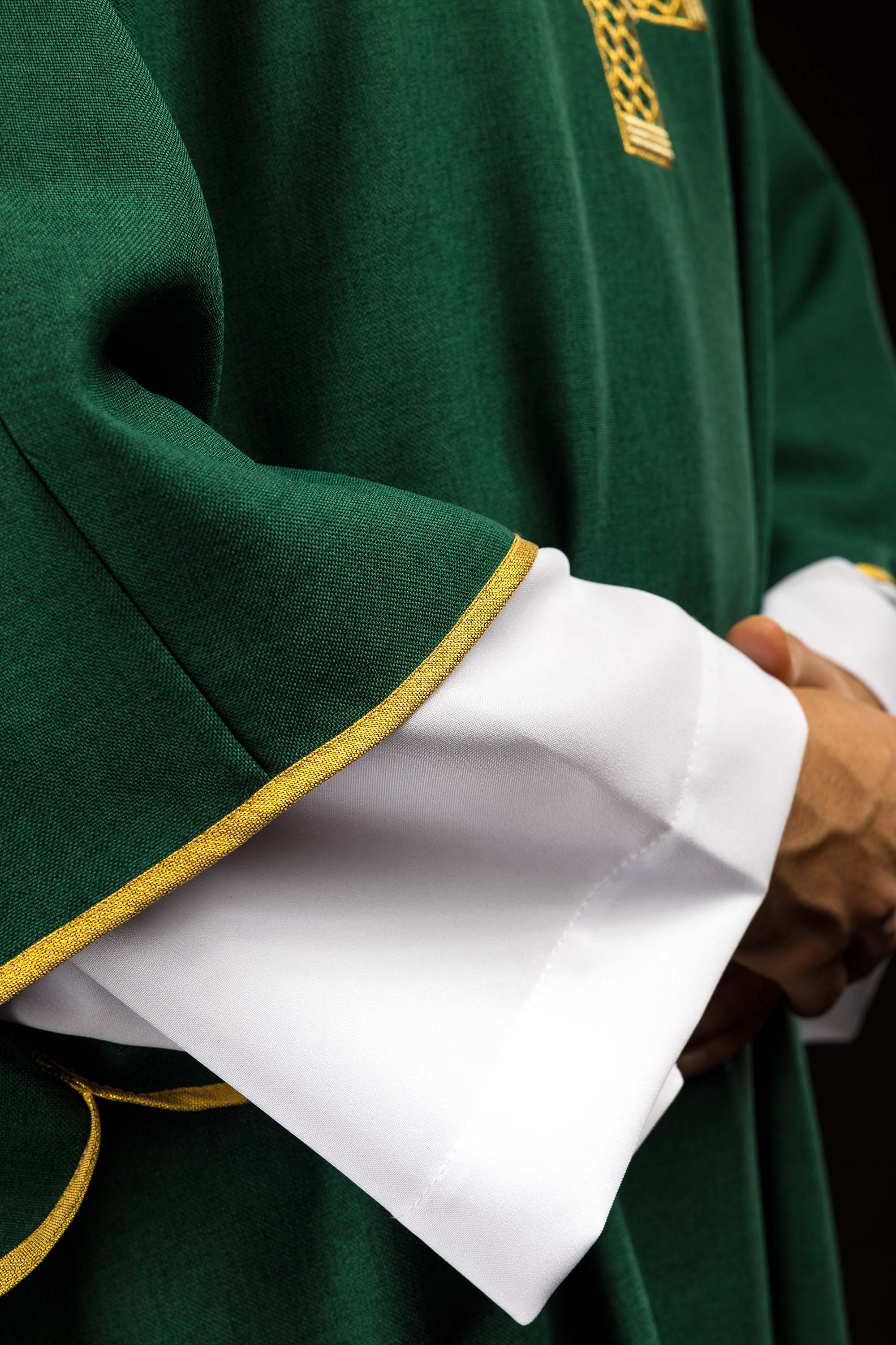 Dalmatyka z haftowanymi krzyżami i kołnierzem zielona