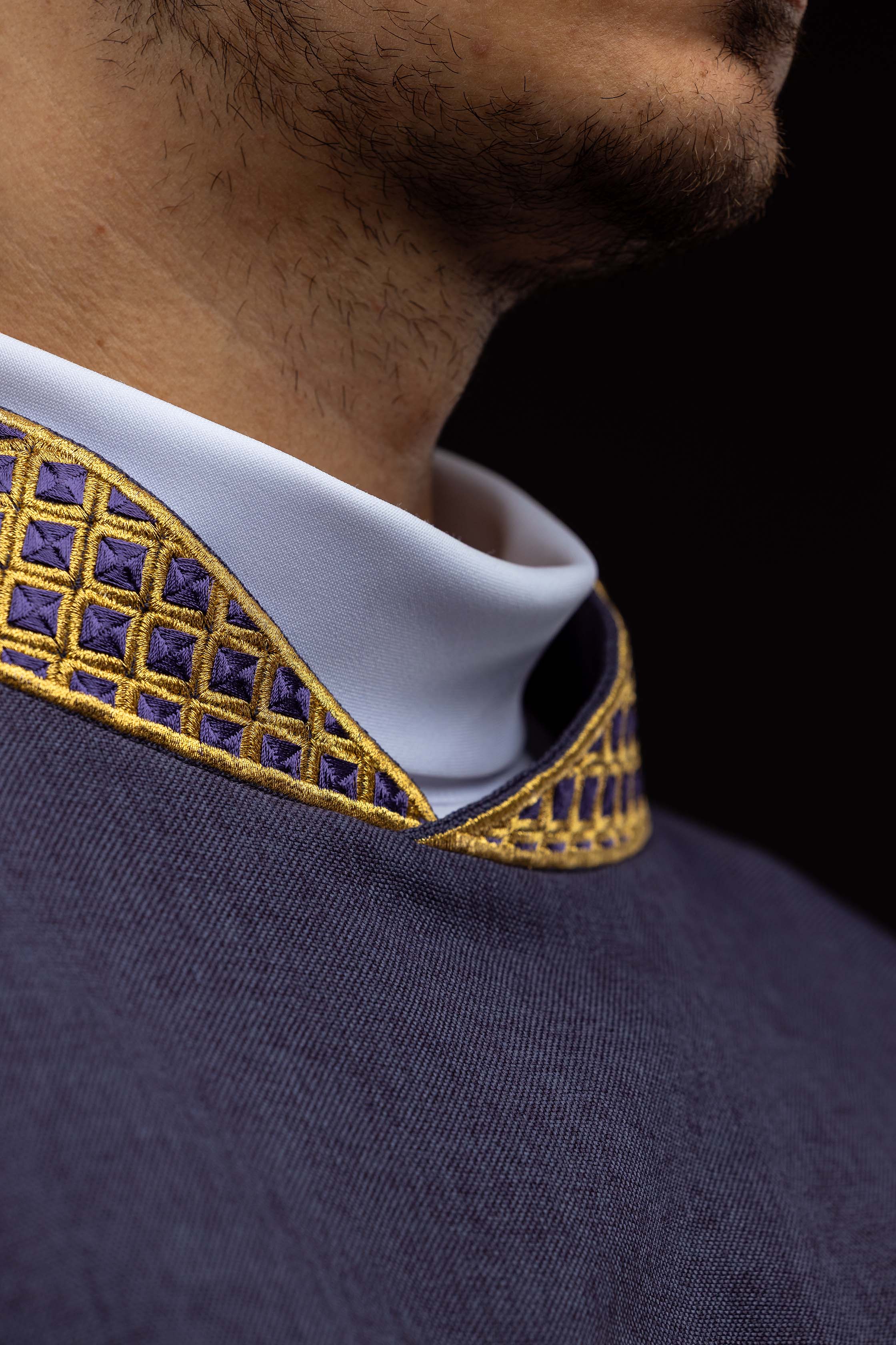 Dalmatyka z haftowanymi krzyżami i kołnierzem fioletowa - ORNATY.PL