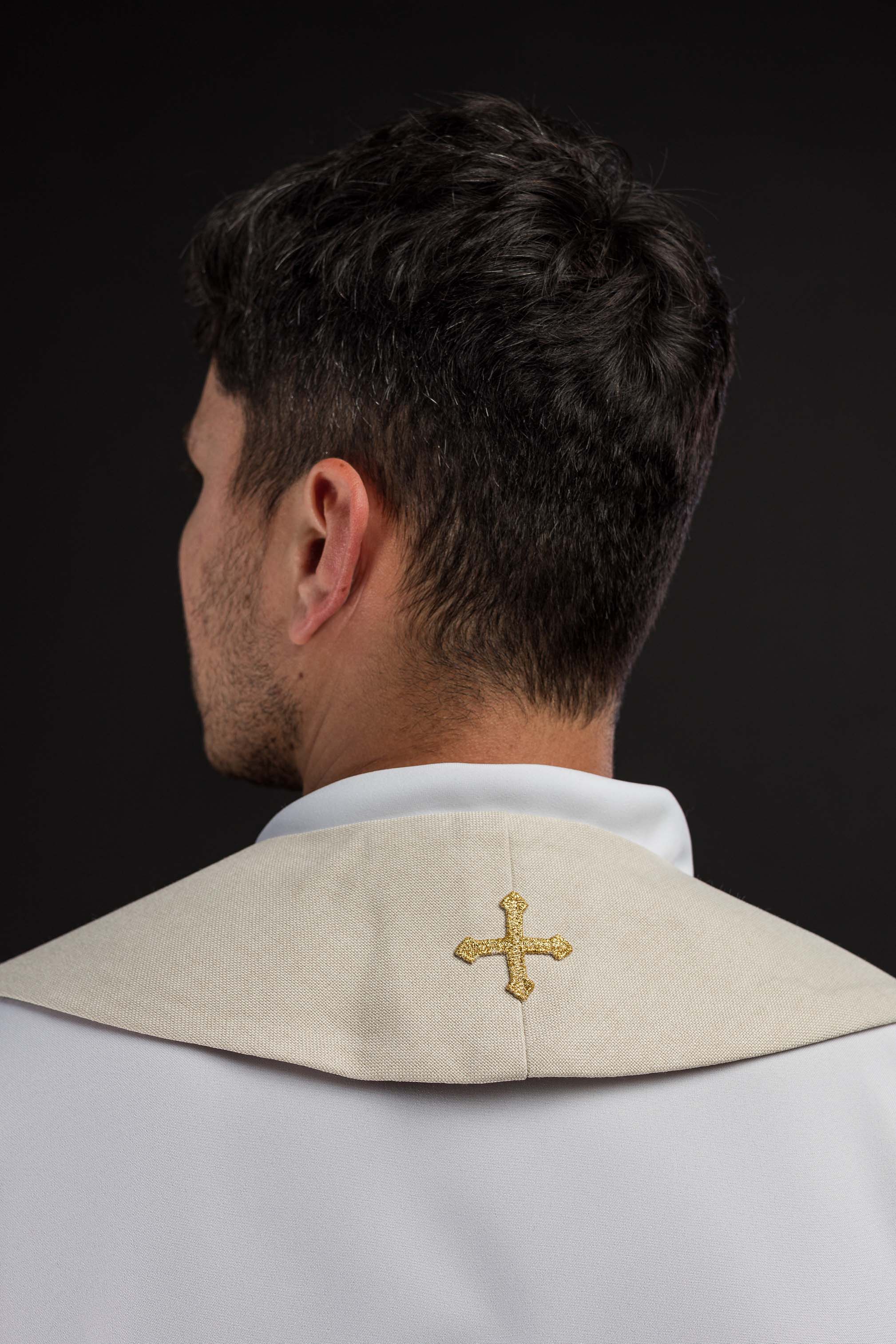 Stuła haftowana aksamitna z motywem IHS ecru - ORNATY.PL