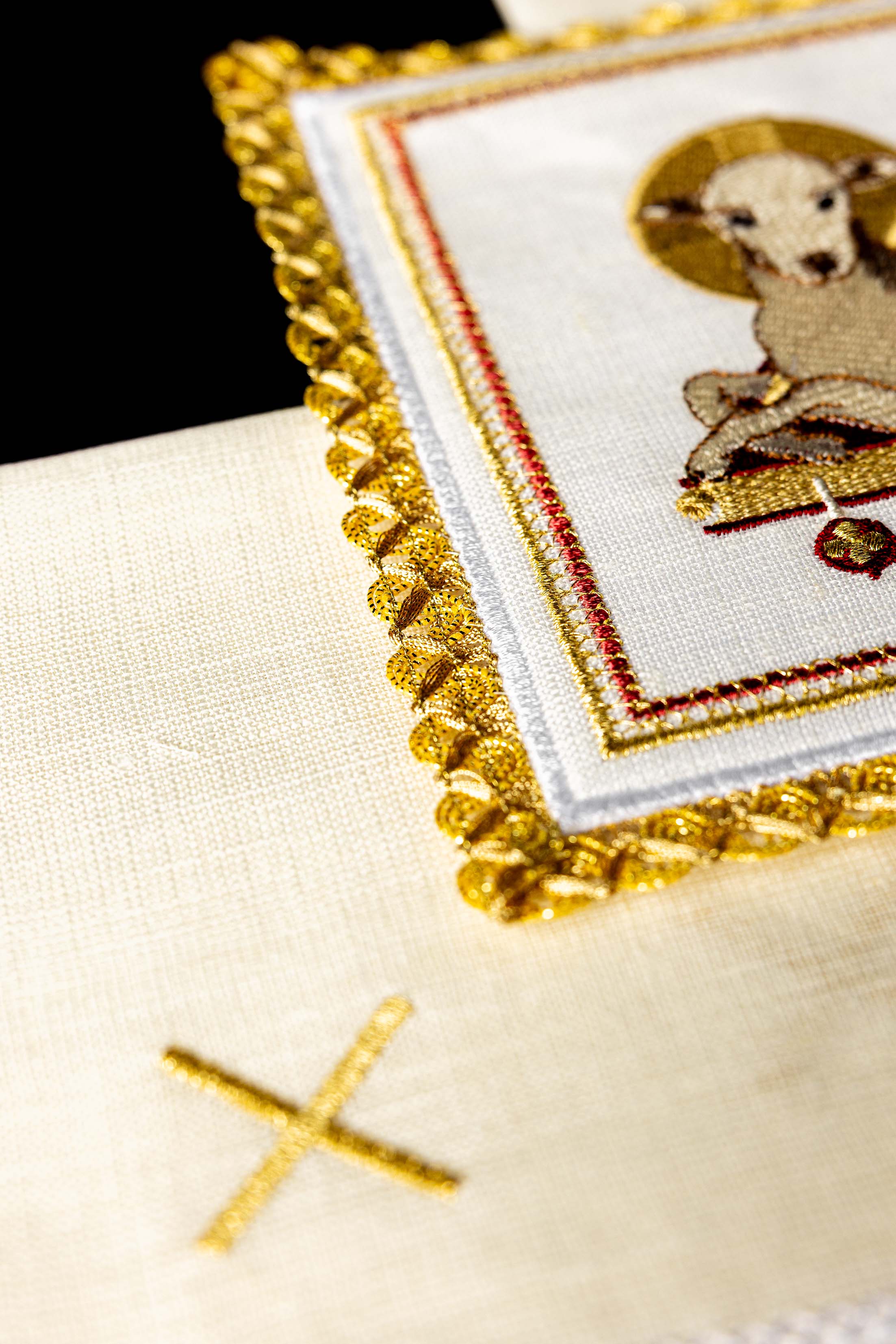 Lniany komplet kielichowy z motywem baranka