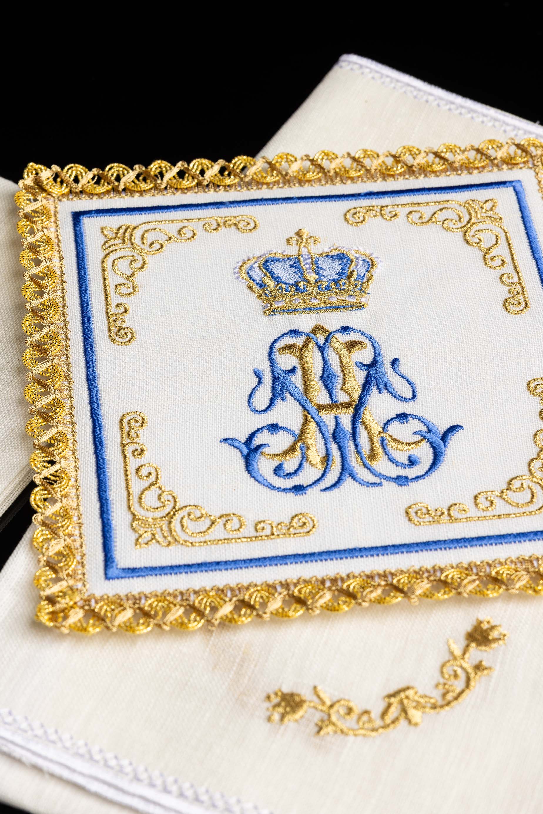 Lniany komplet kielichowy z haftem z motywem Maryjnym - ORNATY.PL