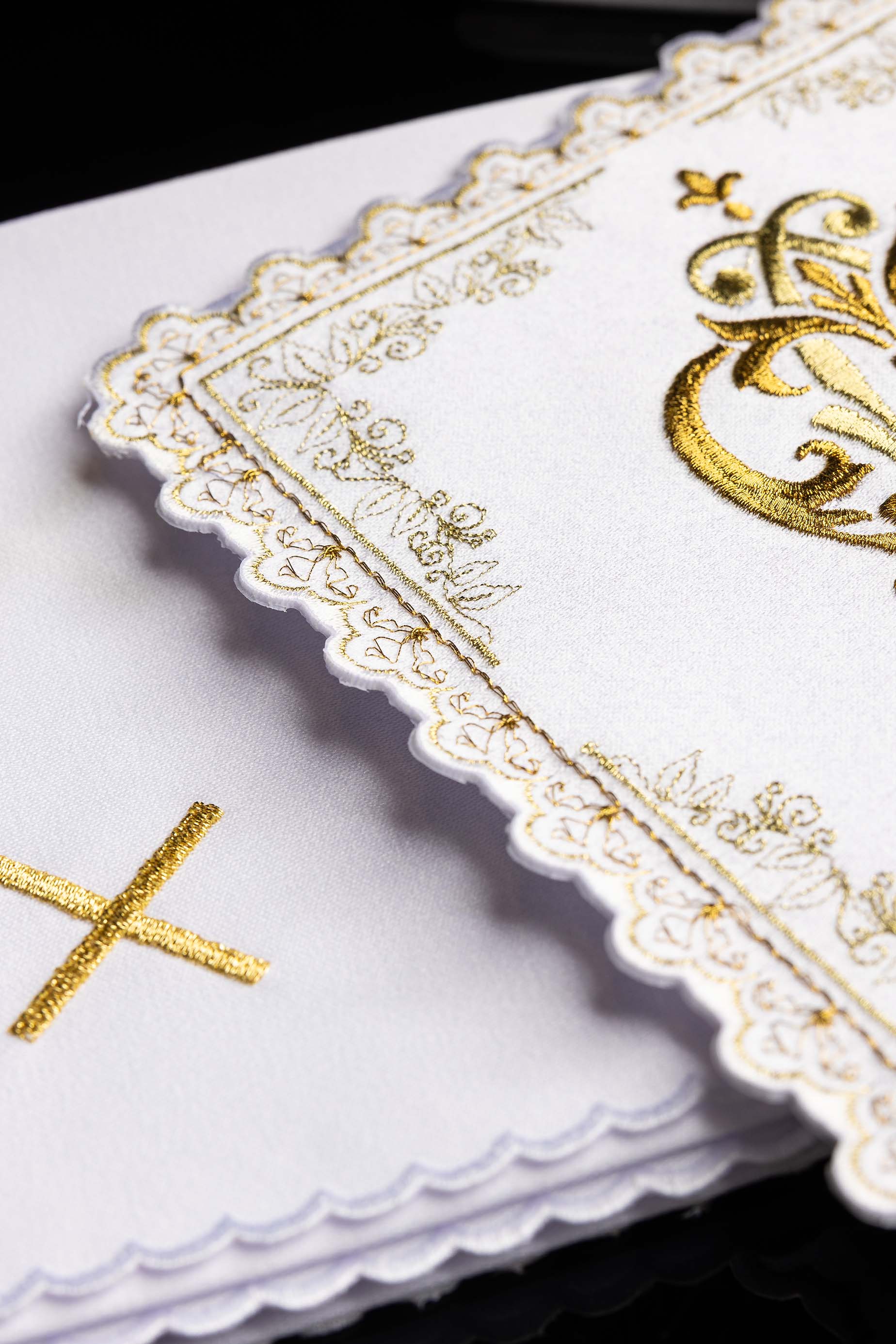 Liturgiczny komplet kielichowy z haftowanym złotym motywem Maryjnym - ORNATY.PL