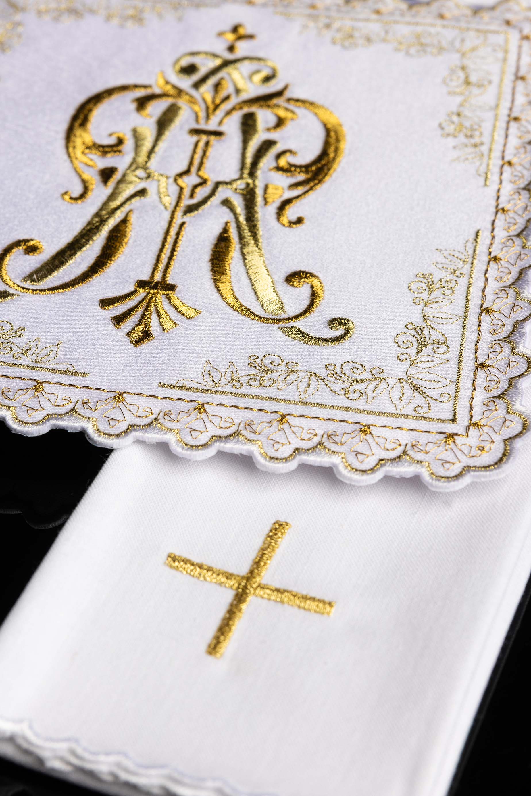 Liturgiczny komplet kielichowy z haftowanym złotym motywem Maryjnym - ORNATY.PL