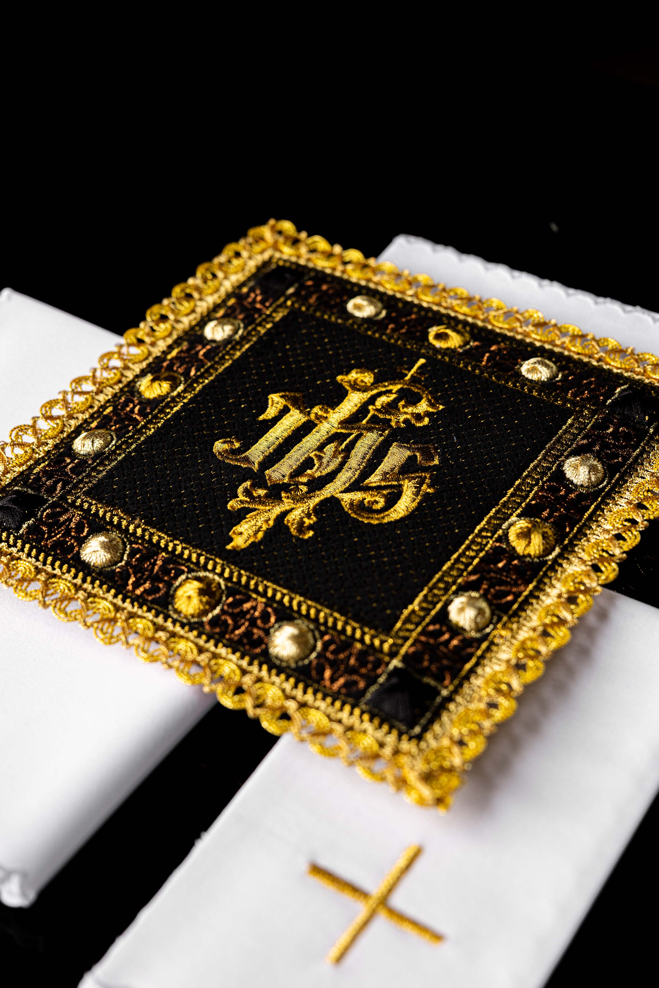 Zamatový komplet kalichový v zelenej farbe s vyšívaným symbolom IHS