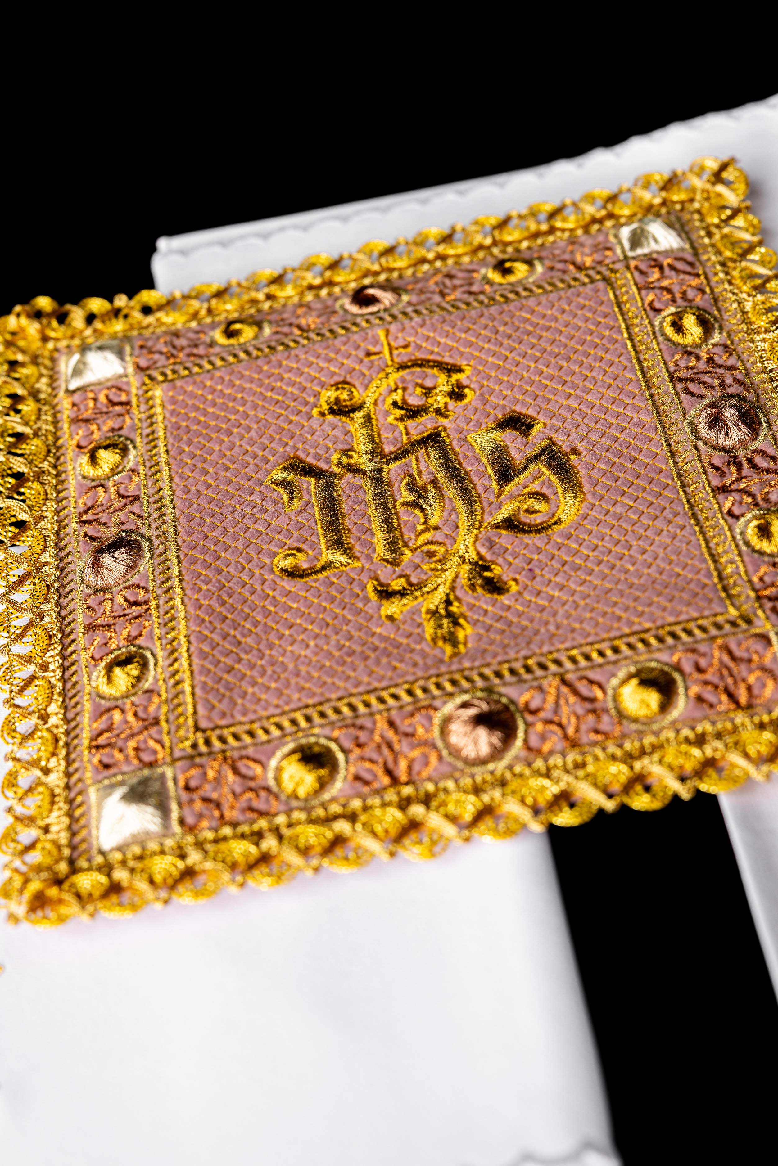 Zamatový komplet kalichový v ružovej farbe s vyšívaným symbolom IHS