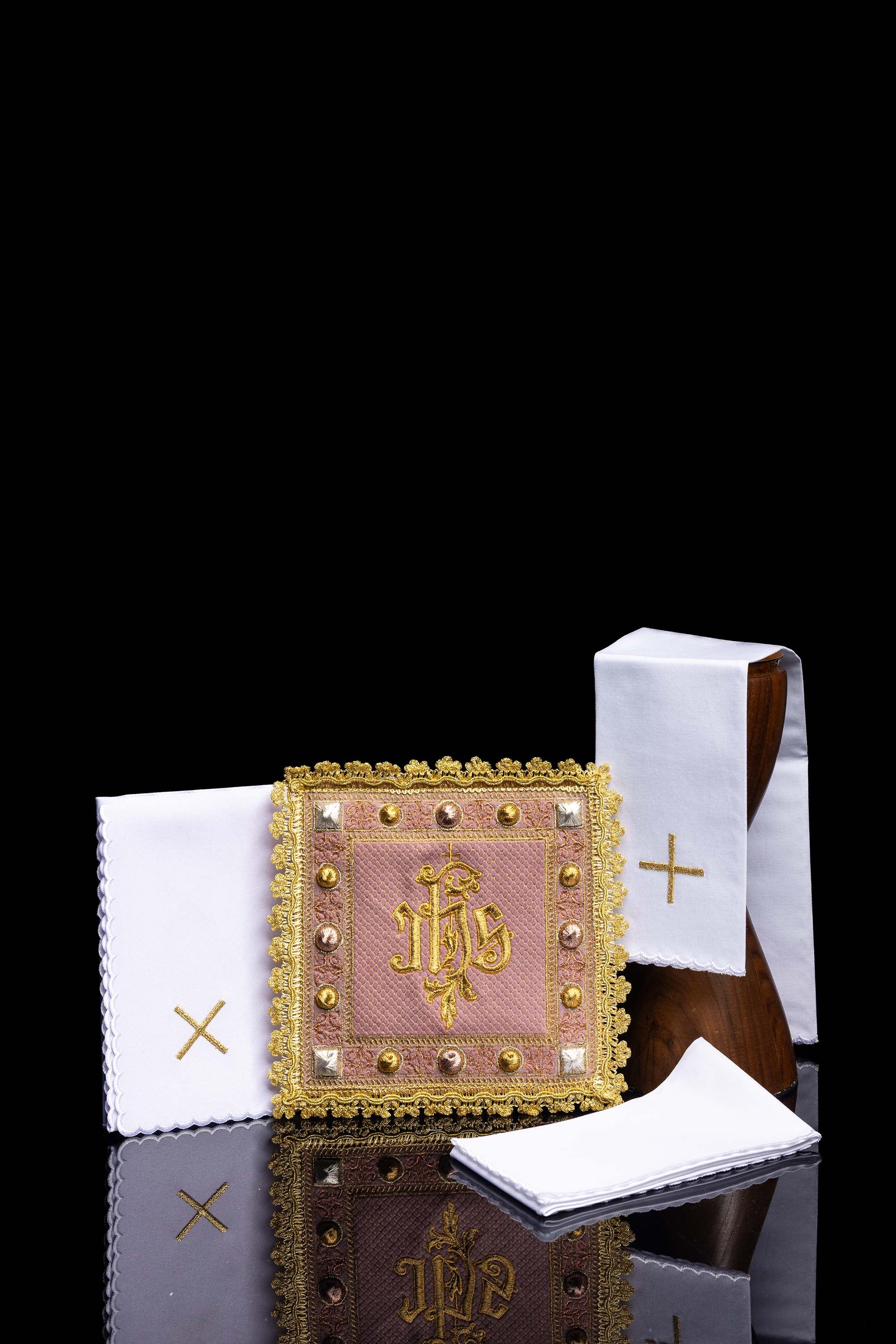 Zamatový komplet kalichový v ružovej farbe s vyšívaným symbolom IHS