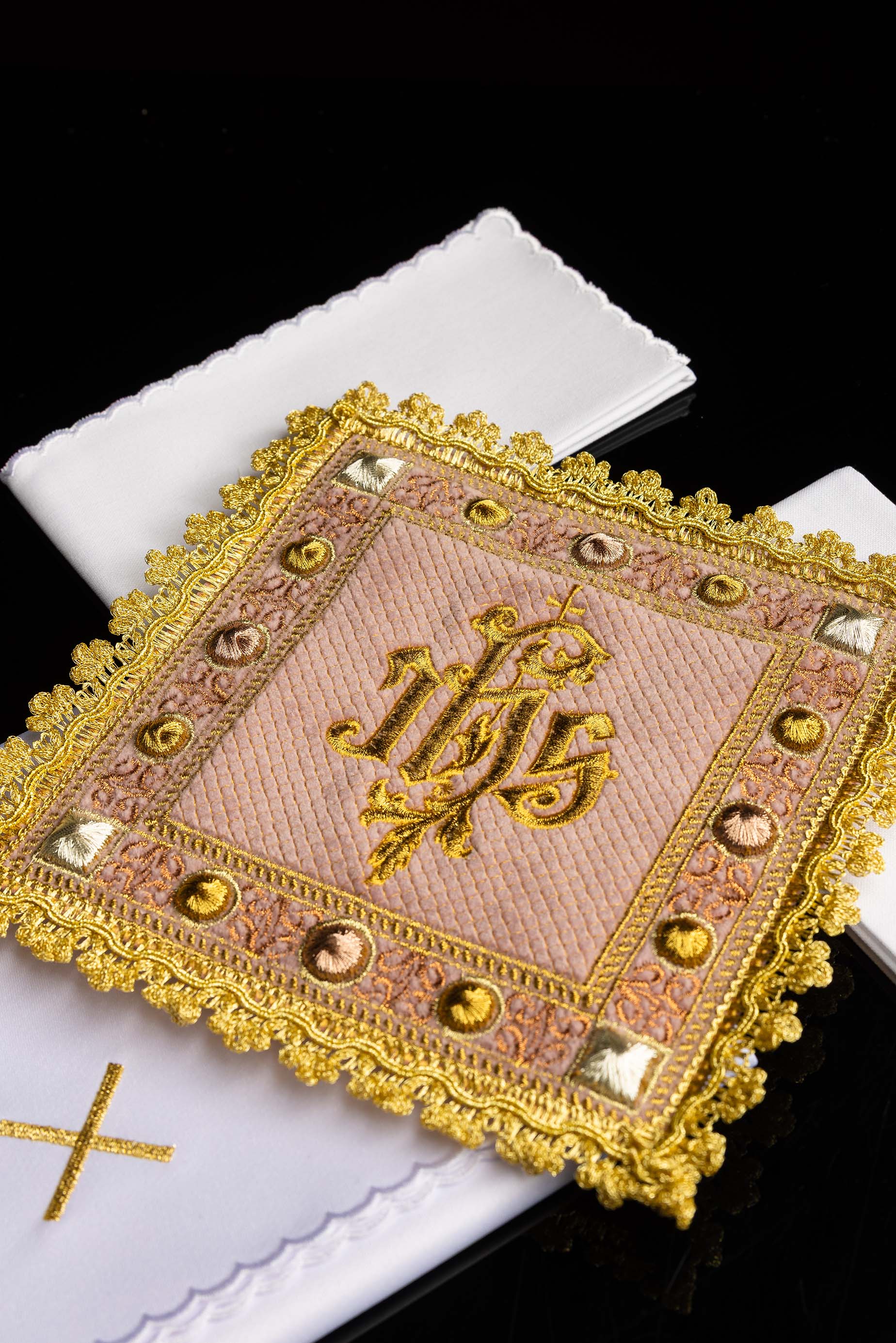 Zamatový komplet kalichový v ružovej farbe s vyšívaným symbolom IHS